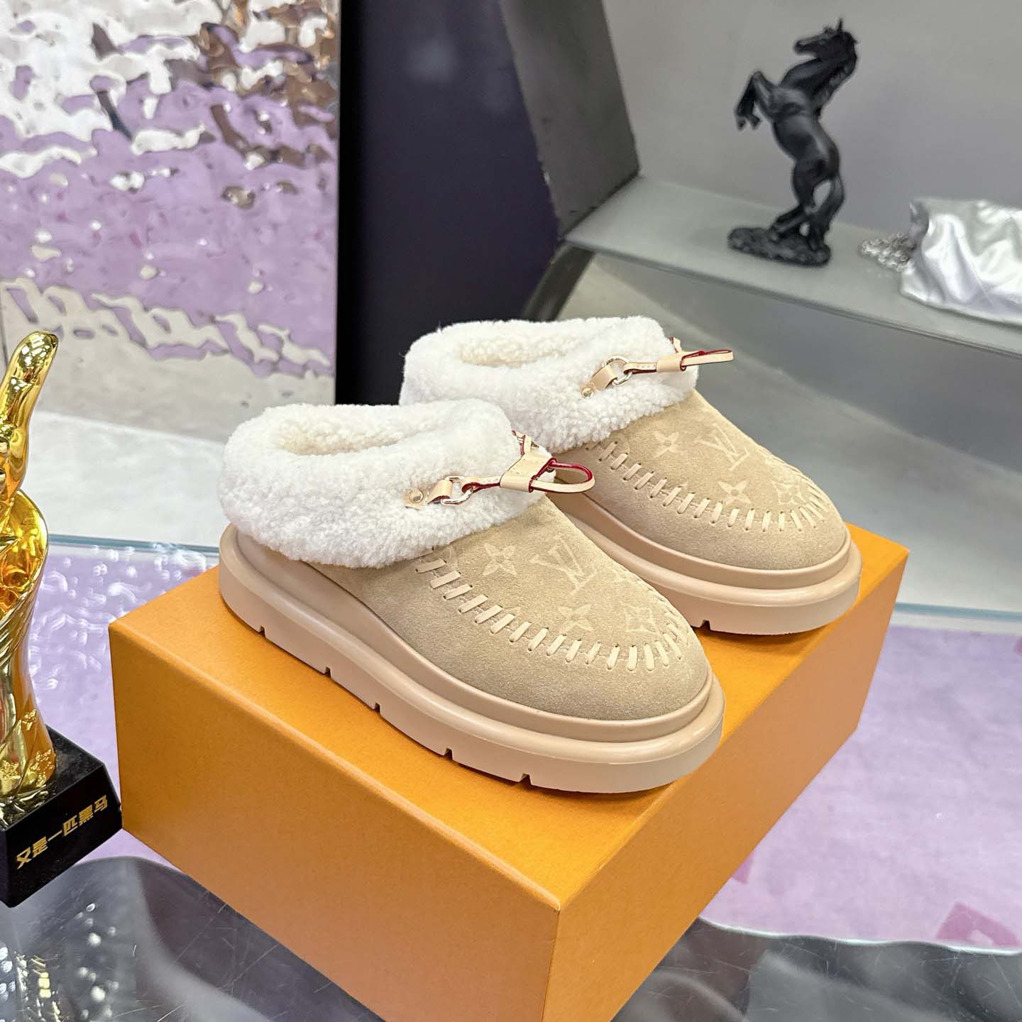 Louis Vuitton Cortina Closed Mule   1AITI6 - DopestKickz