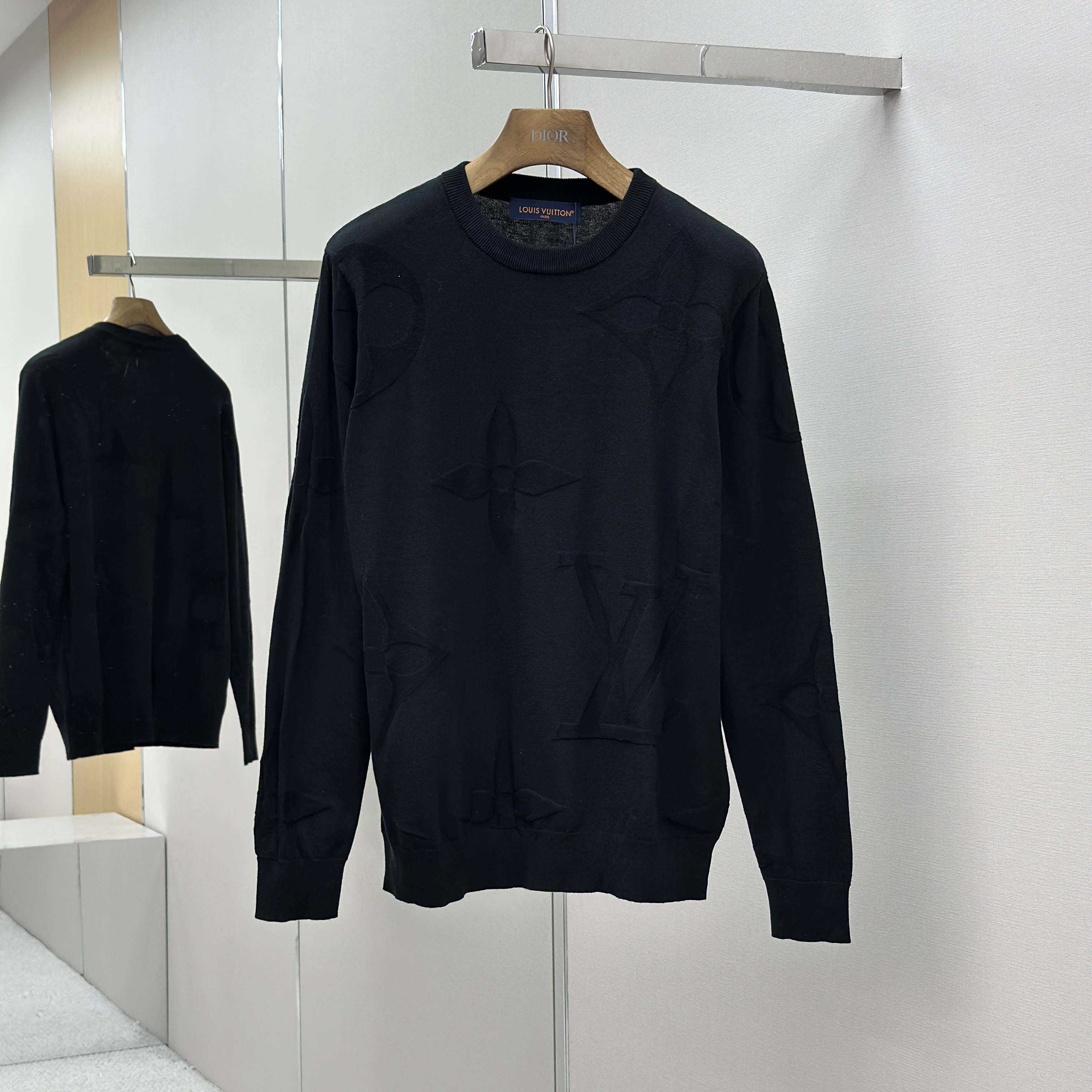 Louis Vuitton Monogram Long-Sleeved Cotton Crewneck   1AIWEB - DopestKickz