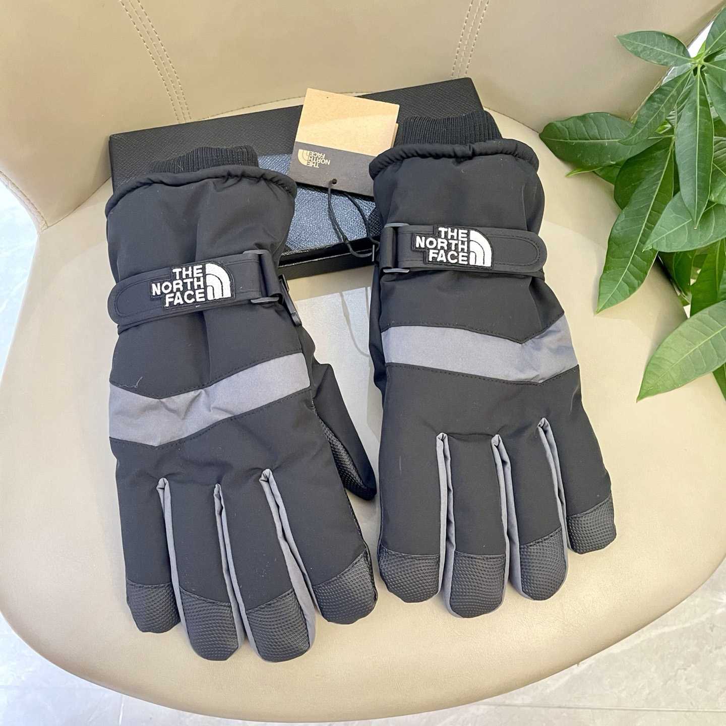 The North Face Men's Gloves - DopestKickz