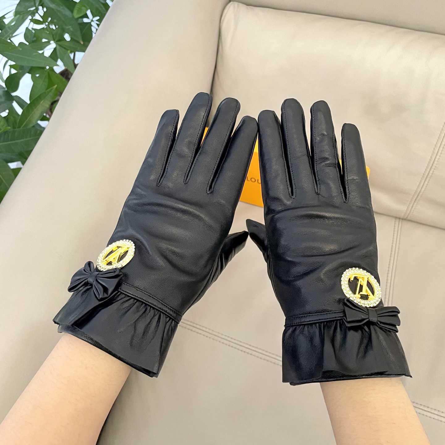 Louis Vuitton Gloves - DopestKickz