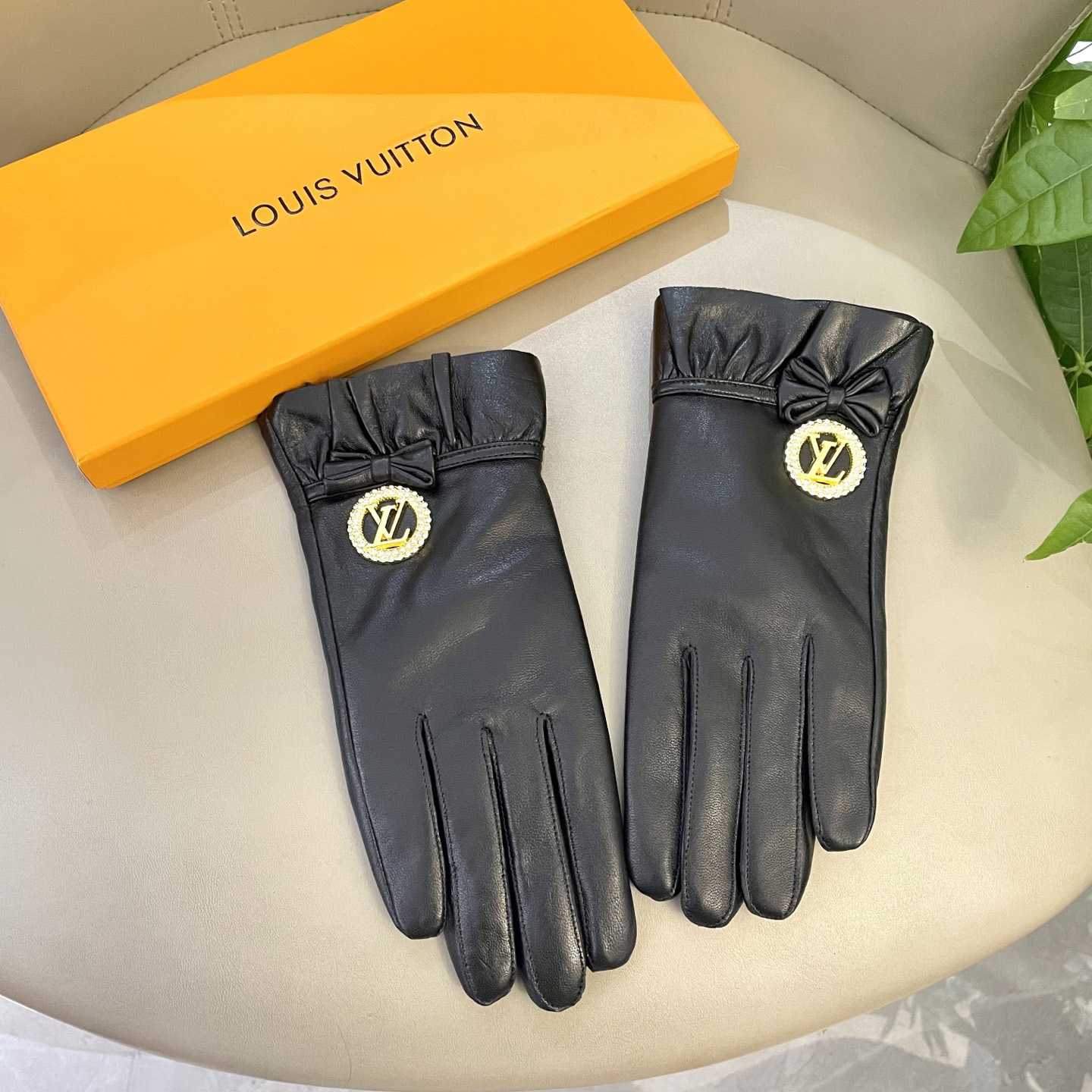 Louis Vuitton Gloves - DopestKickz