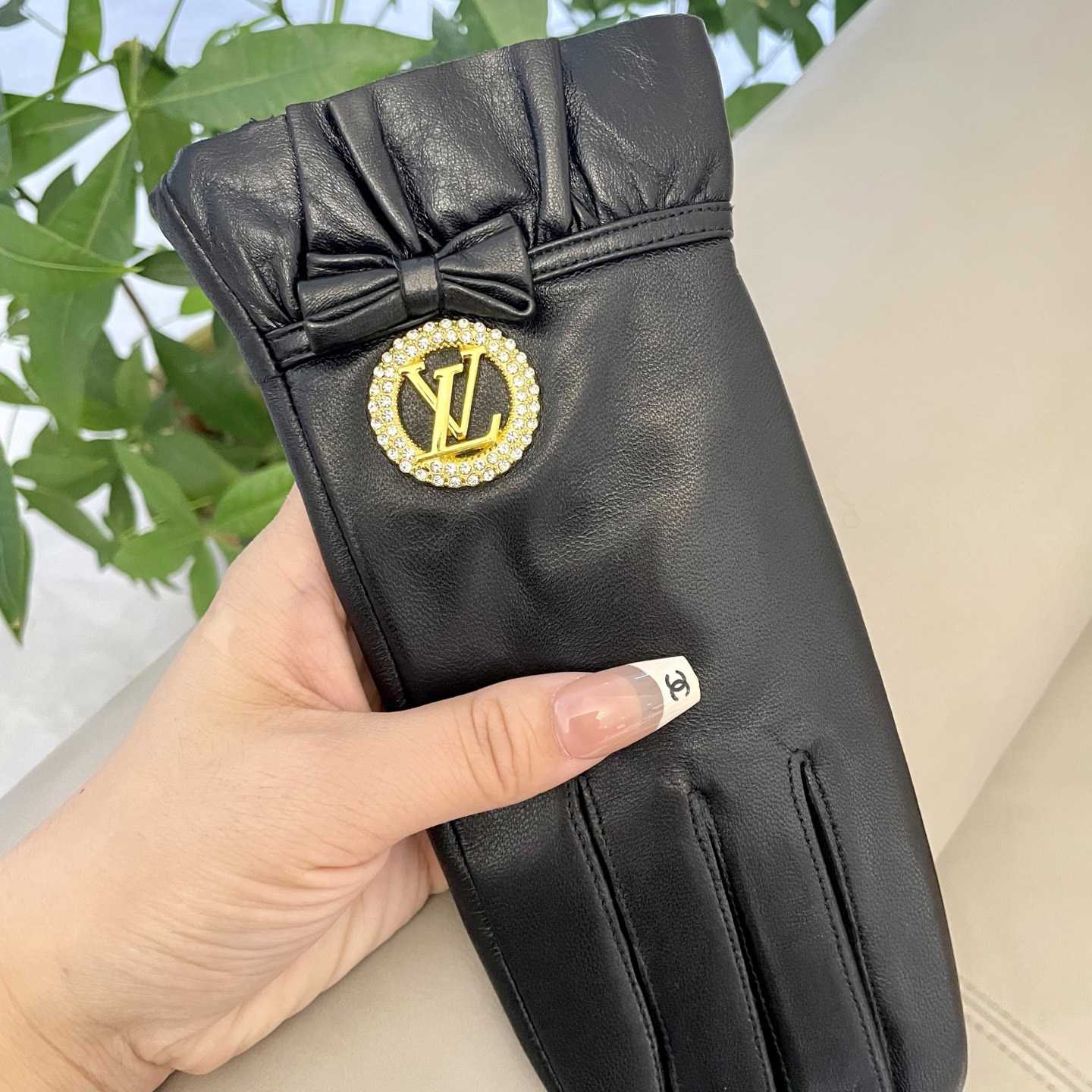 Louis Vuitton Gloves - DopestKickz