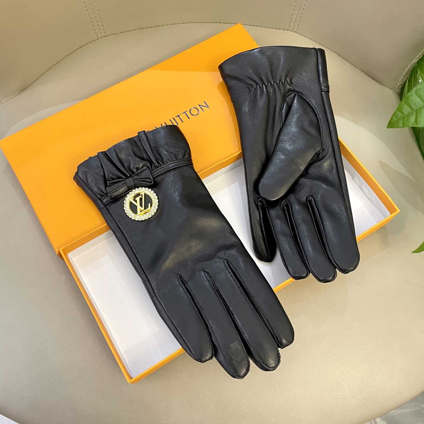 Louis Vuitton Gloves - DopestKickz