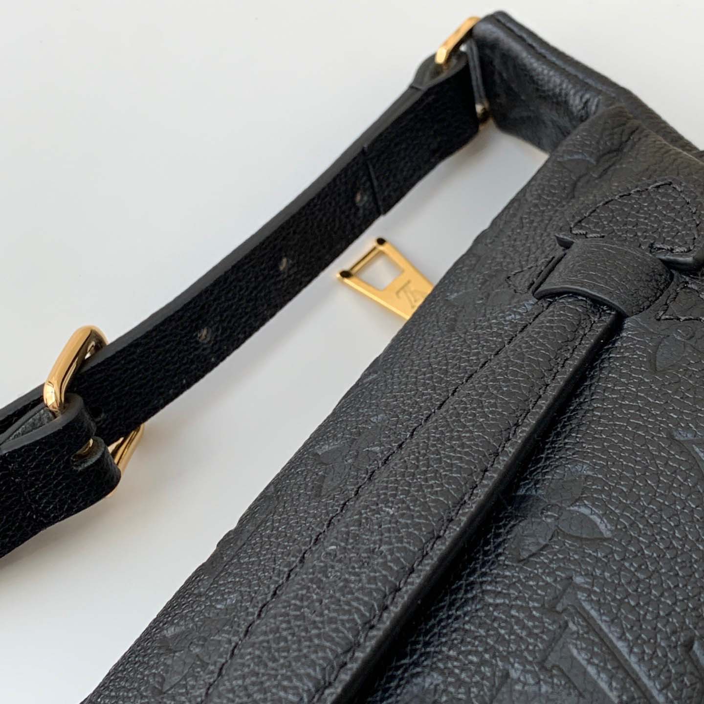 Louis Vuitton Bumbag  M44812  - DopestKickz