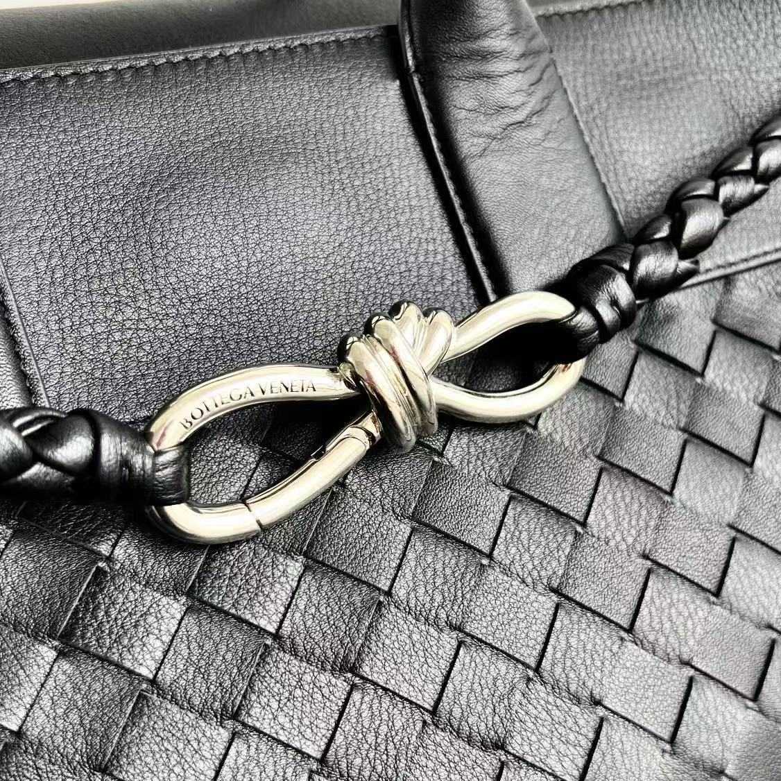 Bottega Veneta Andiamo   43*39*20cm - DopestKickz