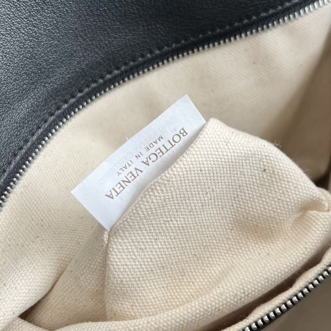 Bottega Veneta Andiamo   43*39*20cm - DopestKickz