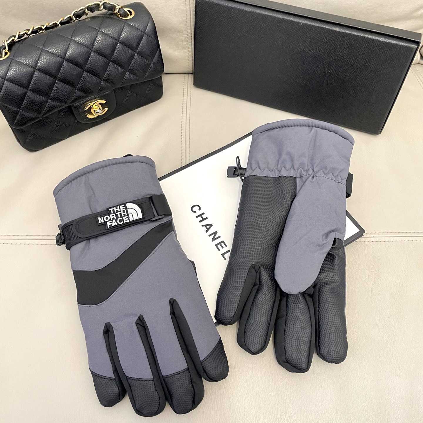 The North Face Men's Gloves - DopestKickz