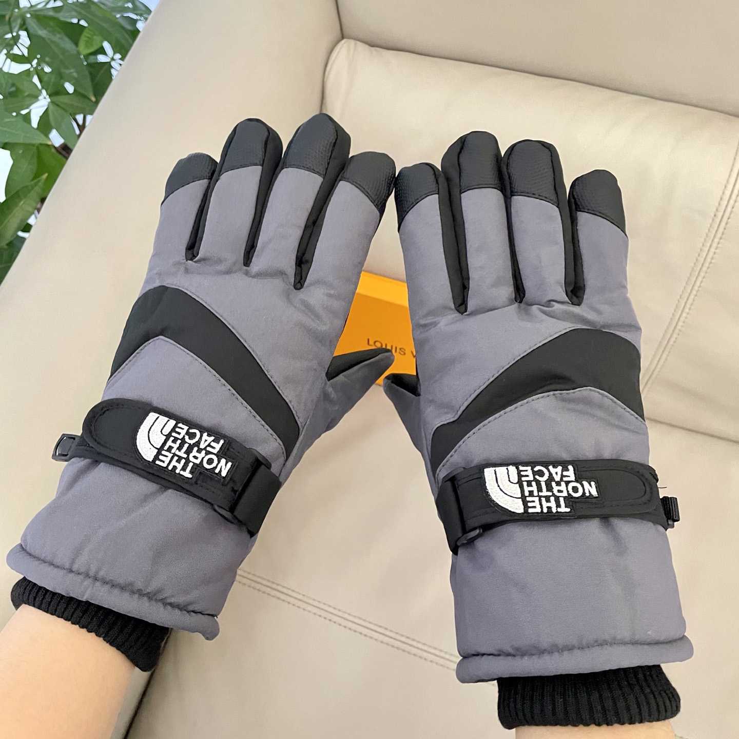 The North Face Men's Gloves - DopestKickz
