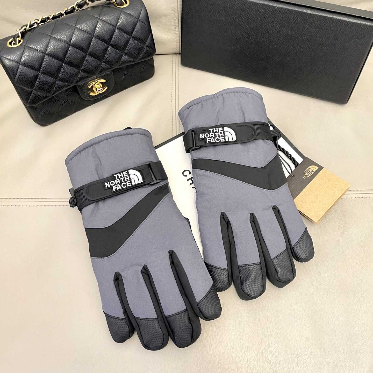 The North Face Men's Gloves - DopestKickz