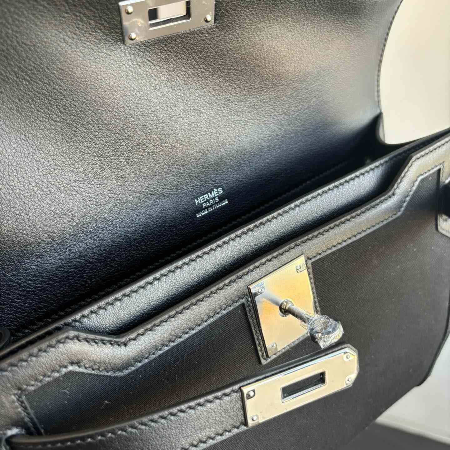 Hermes Kelly Depeches 25 Pouch - DopestKickz