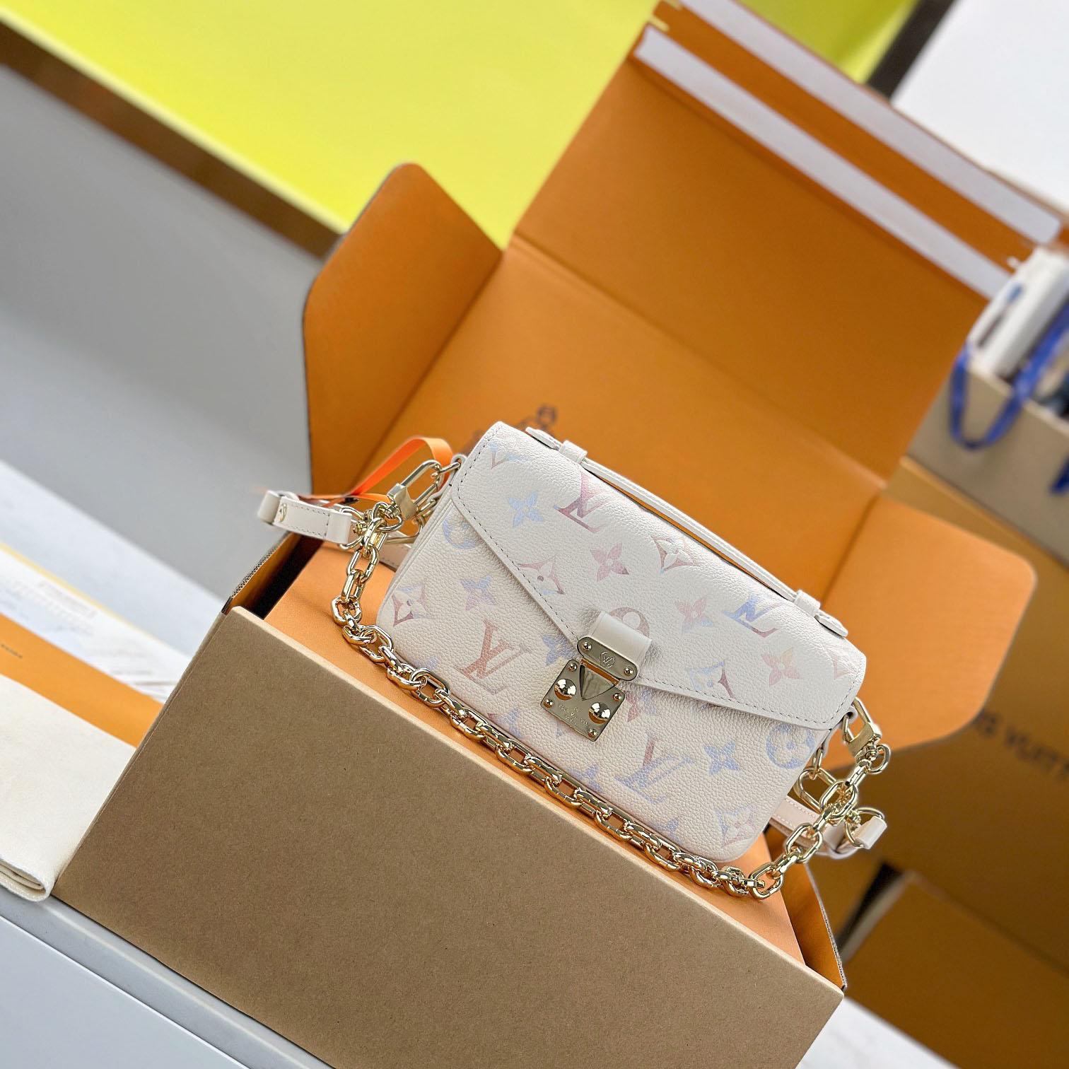 Louis Vuitton Pochette Métis East West  M25682 - DopestKickz