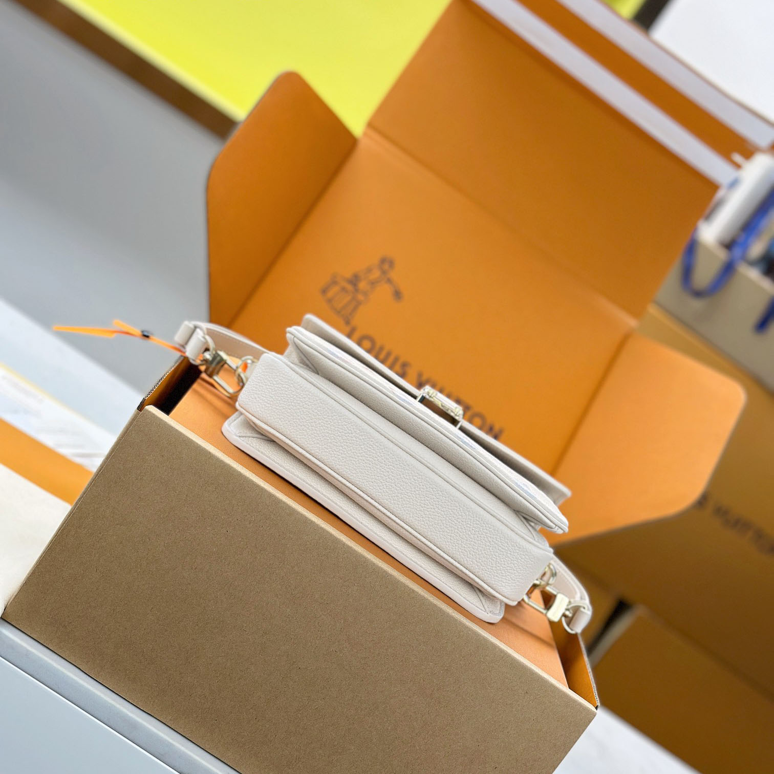 Louis Vuitton Pochette Métis East West  M25682 - DopestKickz