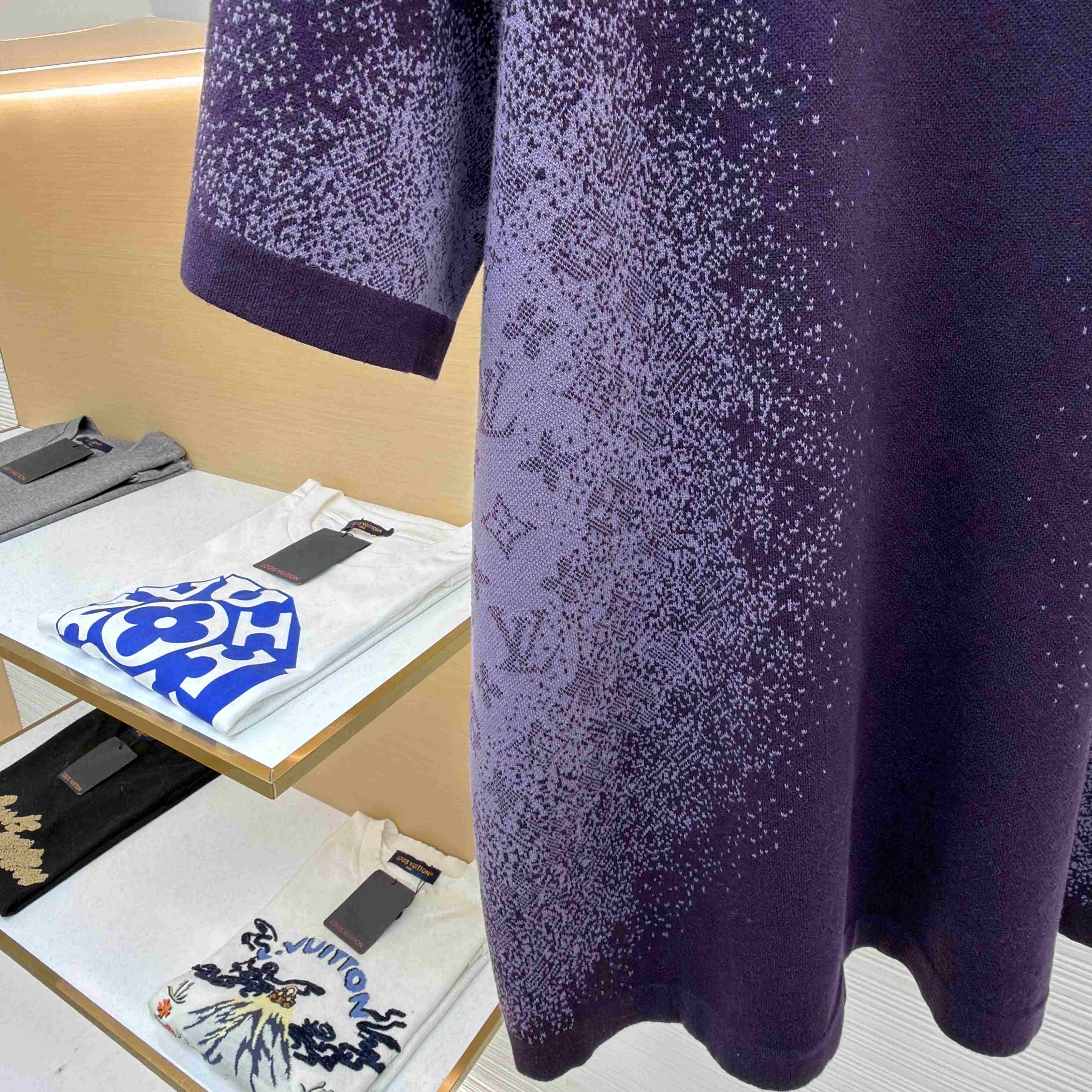  Louis Vuitton Monogram Jacquard Short-Sleeved Crewneck      1AJTV8 - DopestKickz