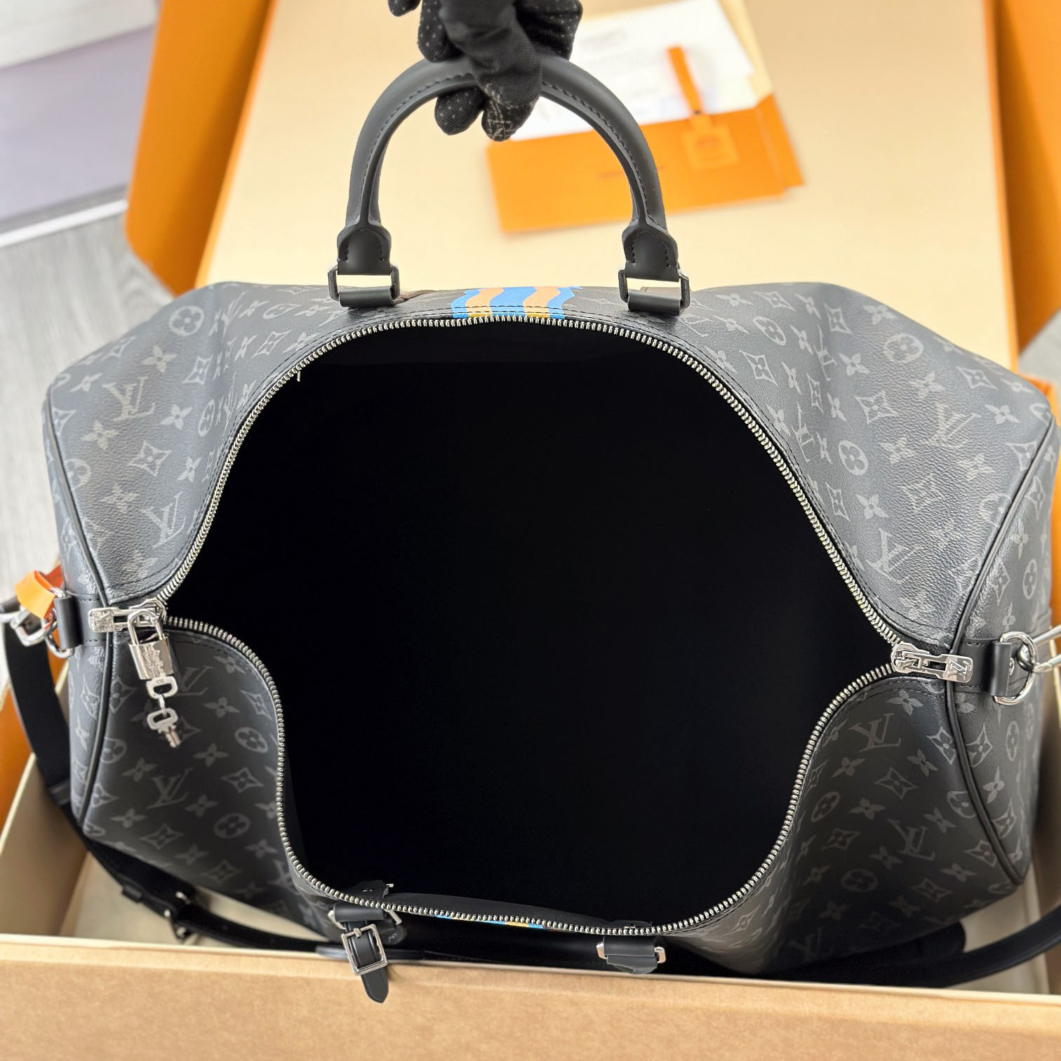 Louis Vuitton Keepall Bandoulière 55 Mon Monogram P01951 - DopestKickz