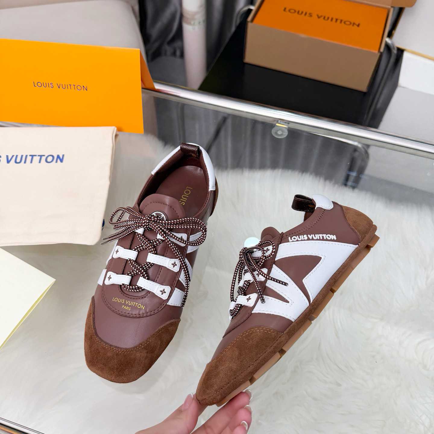 Louis Vuitton Sneakerina 1AIVMB - DopestKickz