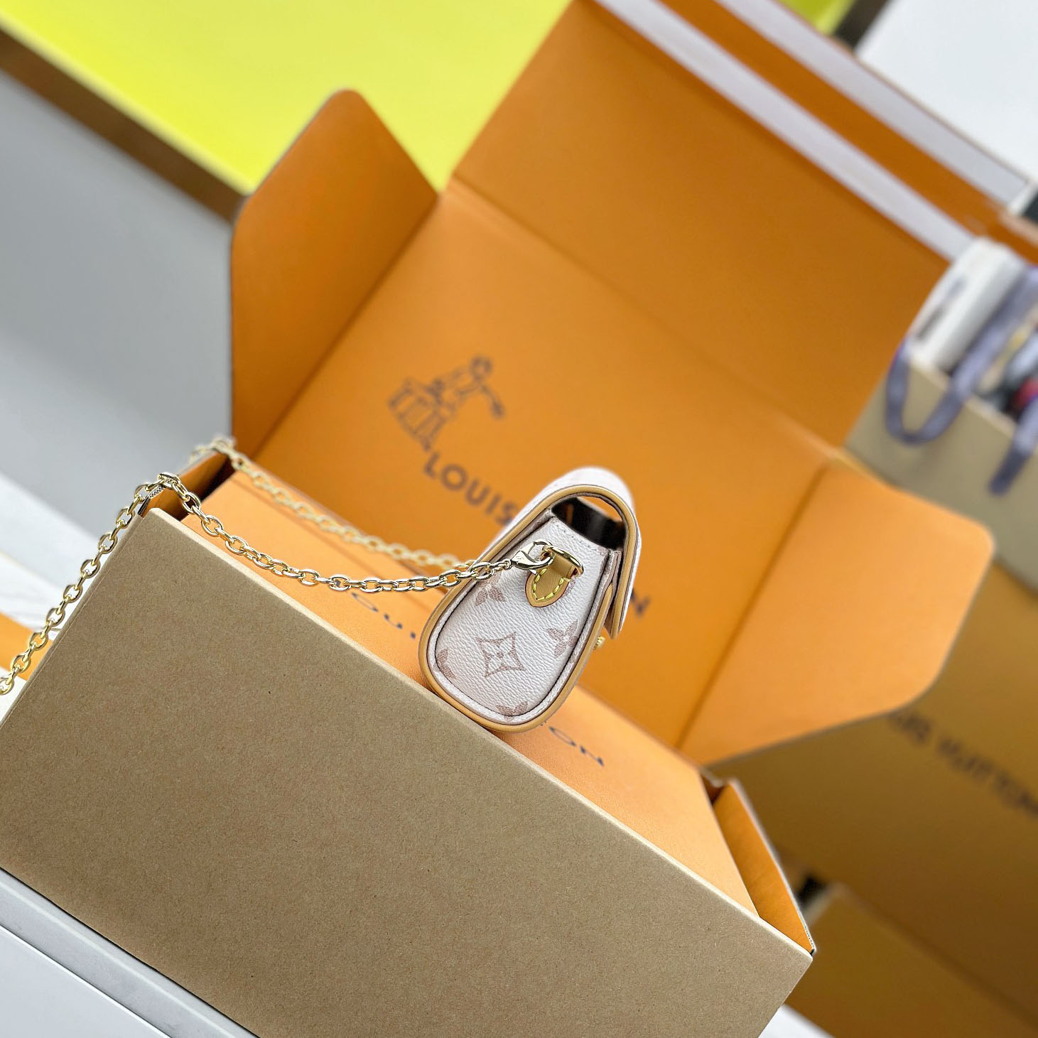  Louis Vuitton  Pochette Camille M26583 - DopestKickz