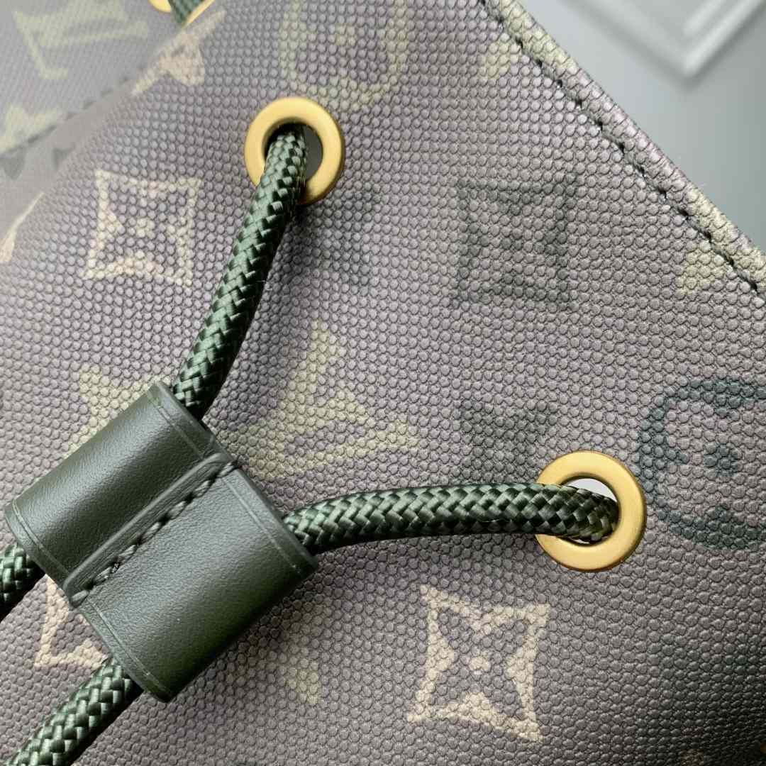  Louis Vuitton Christopher MM     M27080 - DopestKickz