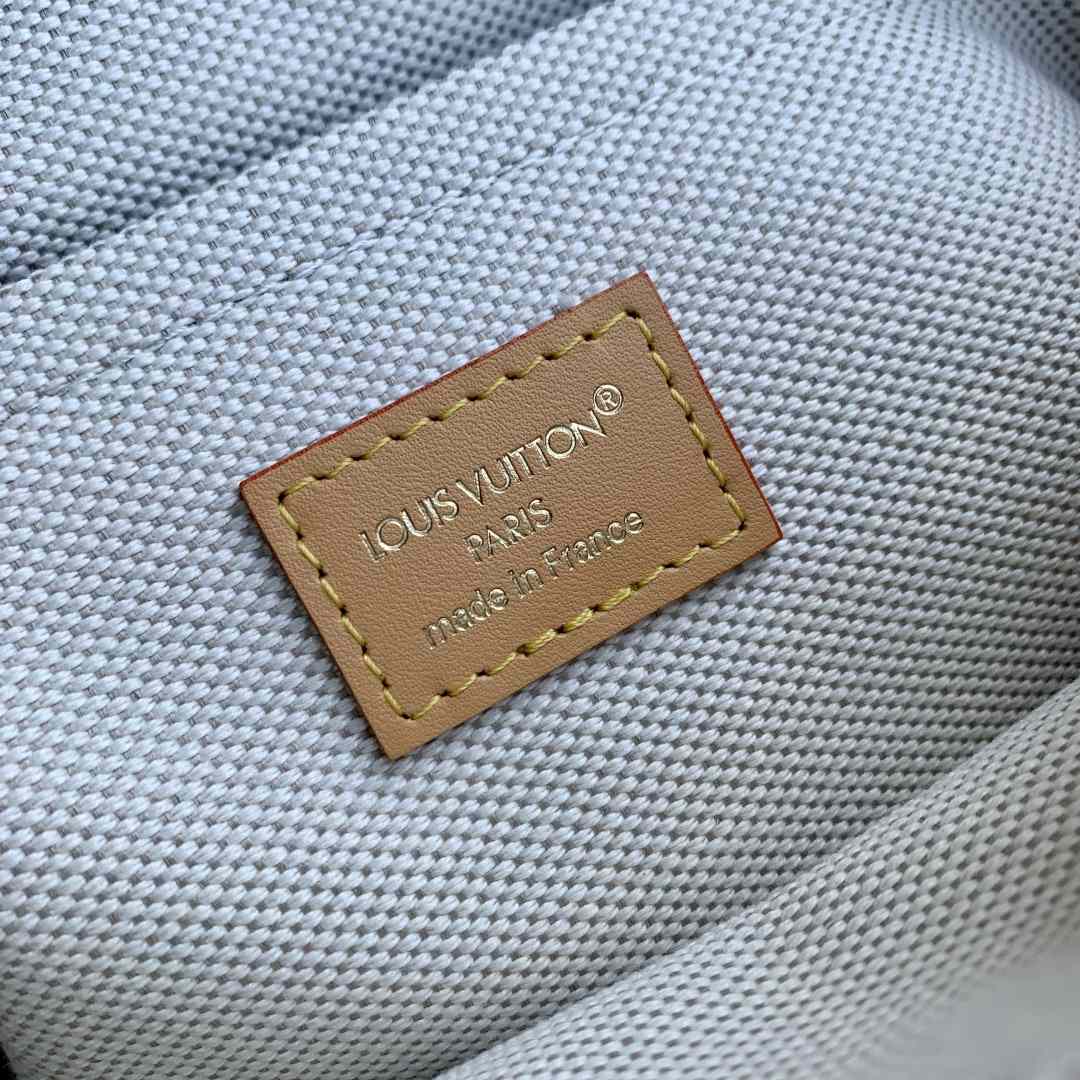 Louis Vuitton Nil Messenger Damoflage   M14988 - DopestKickz