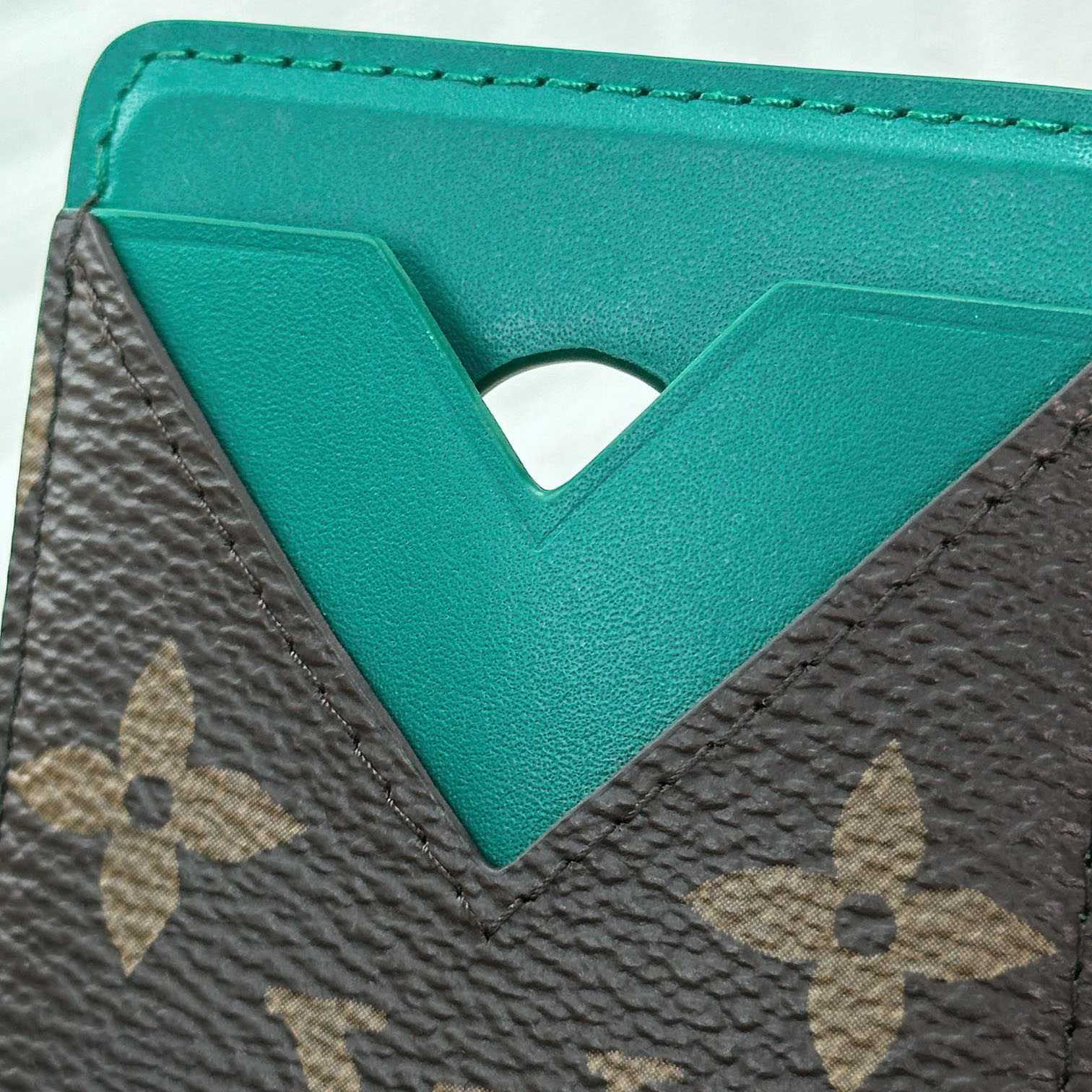 Louis Vuitton Magnetic Card Holder M12855 - DopestKickz