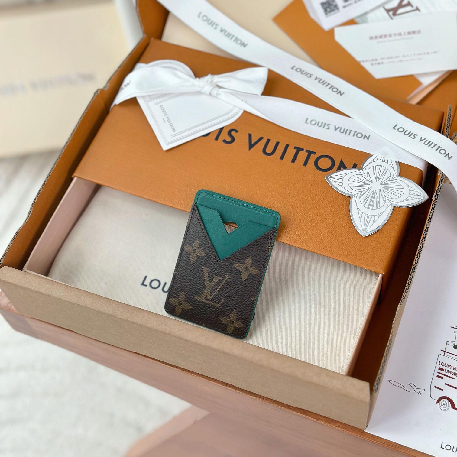 Louis Vuitton Magnetic Card Holder M12855 - DopestKickz