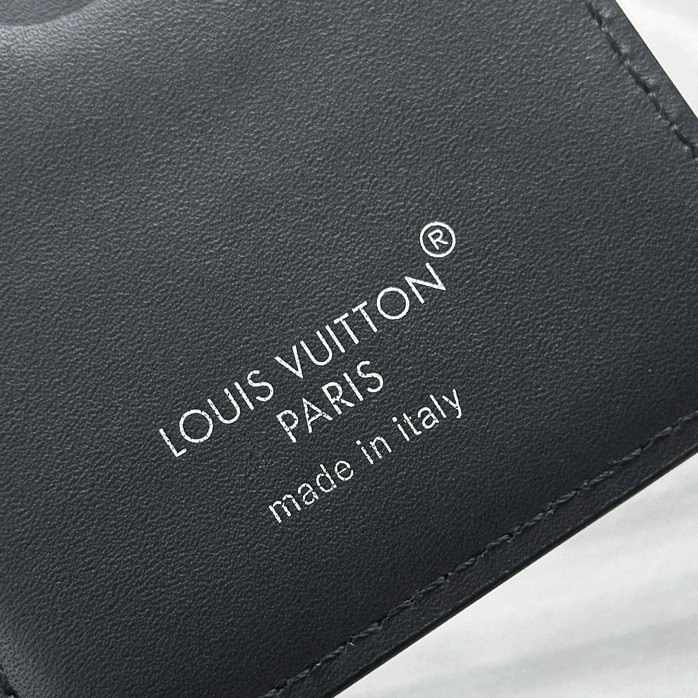 Louis Vuitton Magnetic Card Holder M13185 - DopestKickz