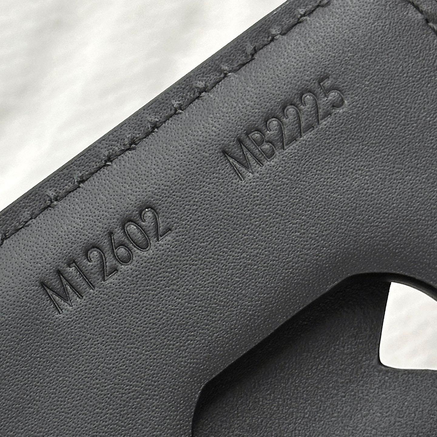 Louis Vuitton Magnetic Card Holder M12602 - DopestKickz