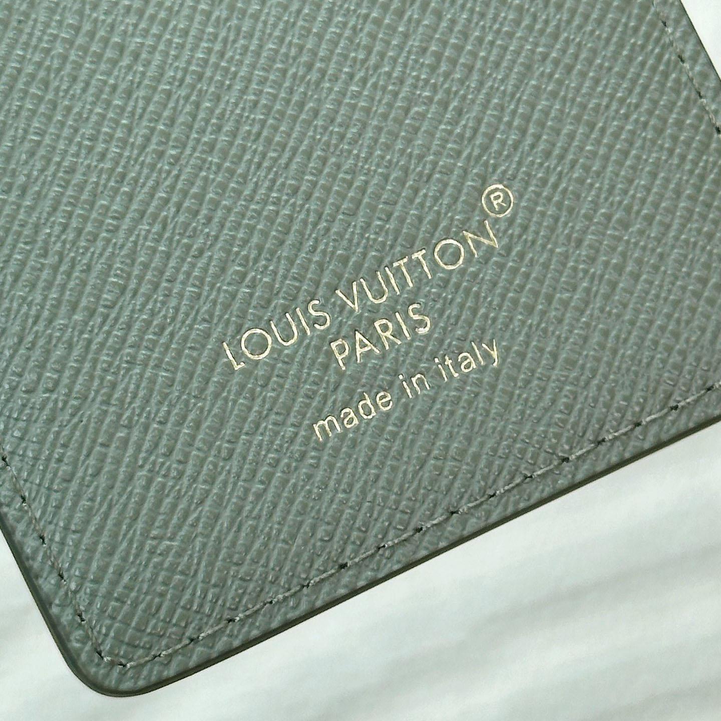 Louis Vuitton Magnetic Card Holder M25659 - DopestKickz