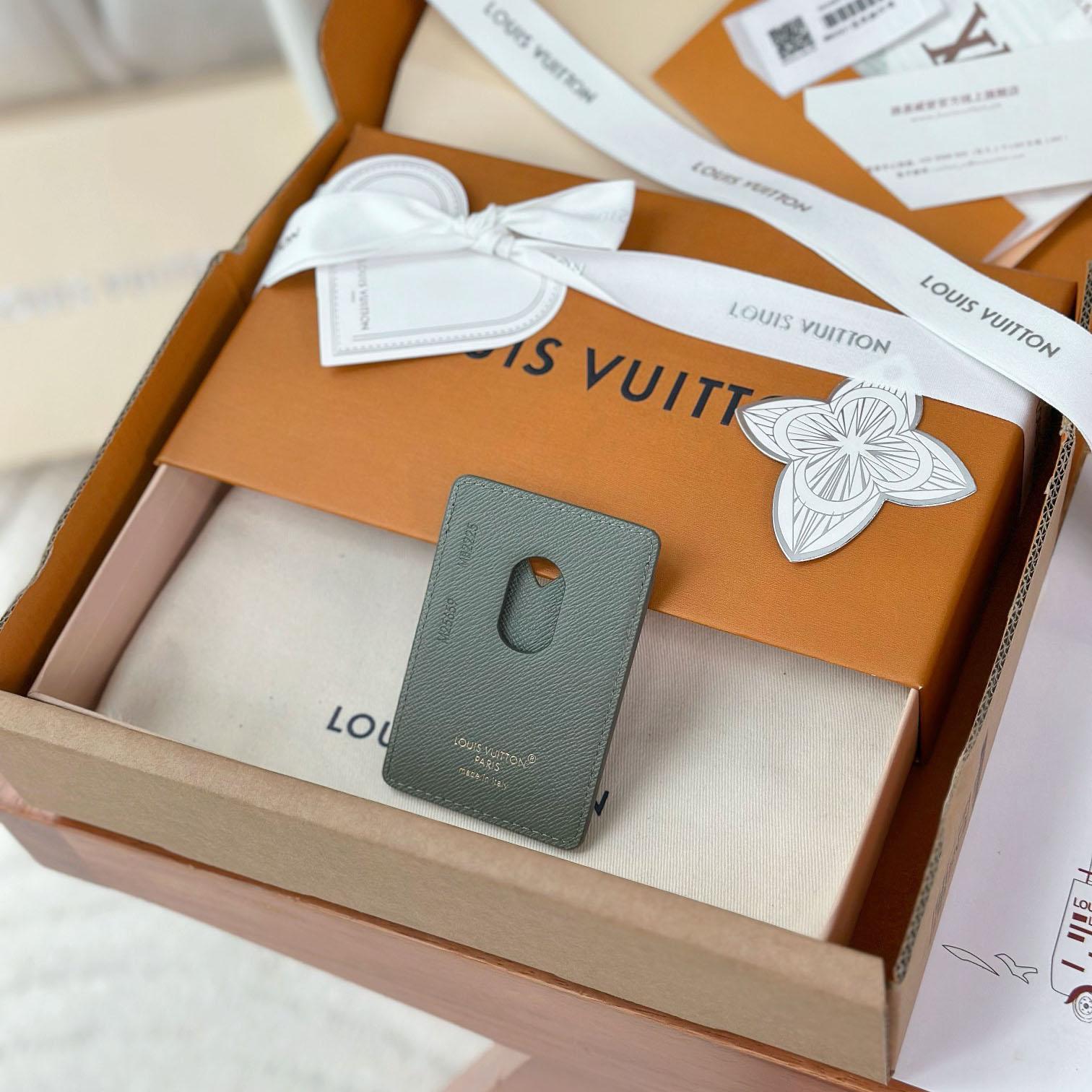 Louis Vuitton Magnetic Card Holder M25659 - DopestKickz