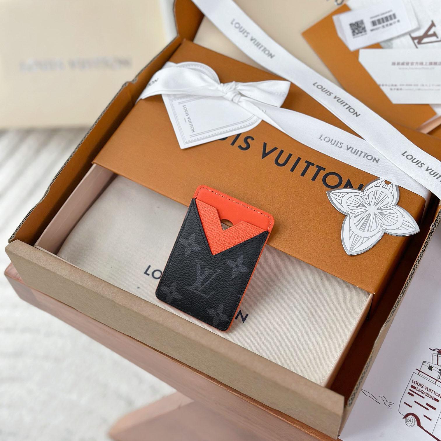 Louis Vuitton Magnetic Card Holder M26028 - DopestKickz