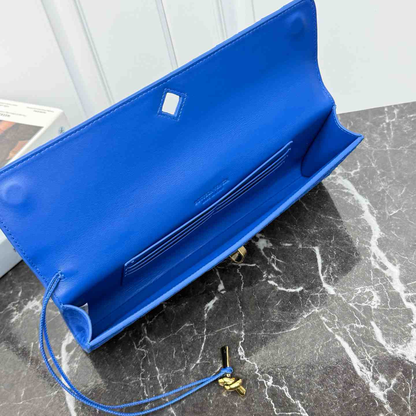 Bottega Veneta Andiamo Clutch 31*13*3cm - DopestKickz