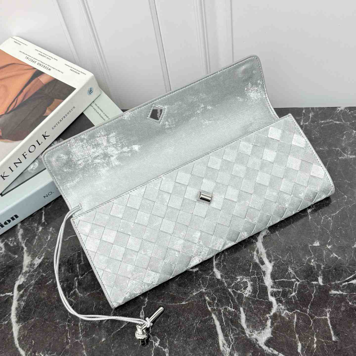 Bottega Veneta Andiamo Clutch 31*13*3cm - DopestKickz