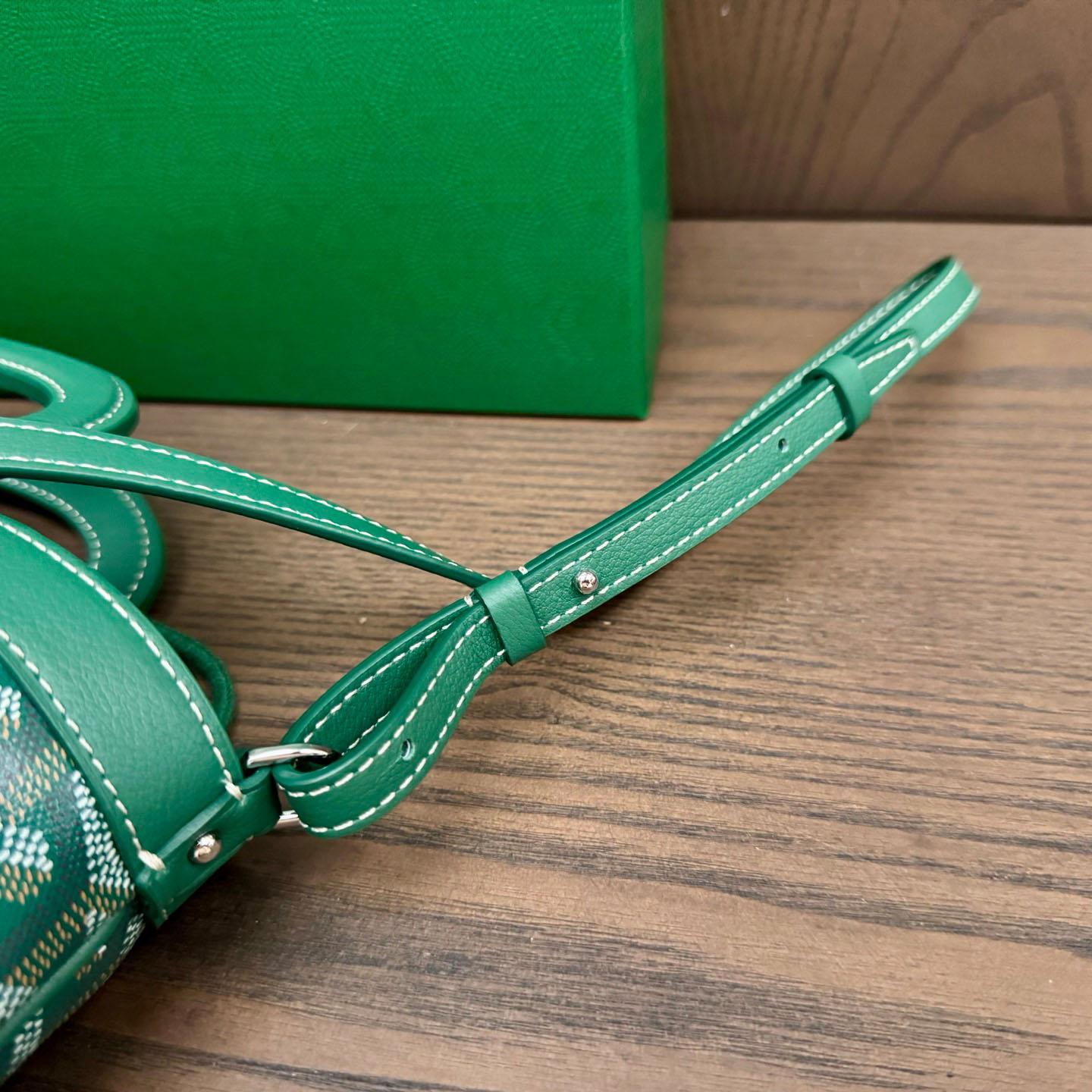 Goyard Beluga Mini Bag - DopestKickz