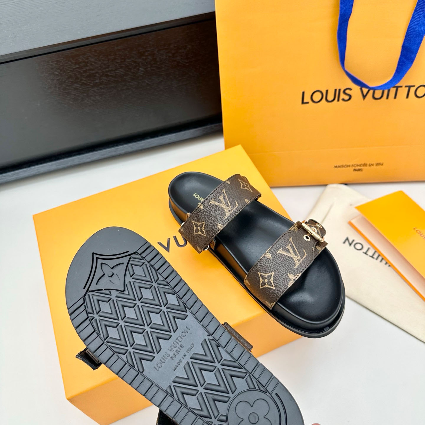 Louis Vuitton Bom Dia Flat Comfort Mule 1AAW8N - DopestKickz
