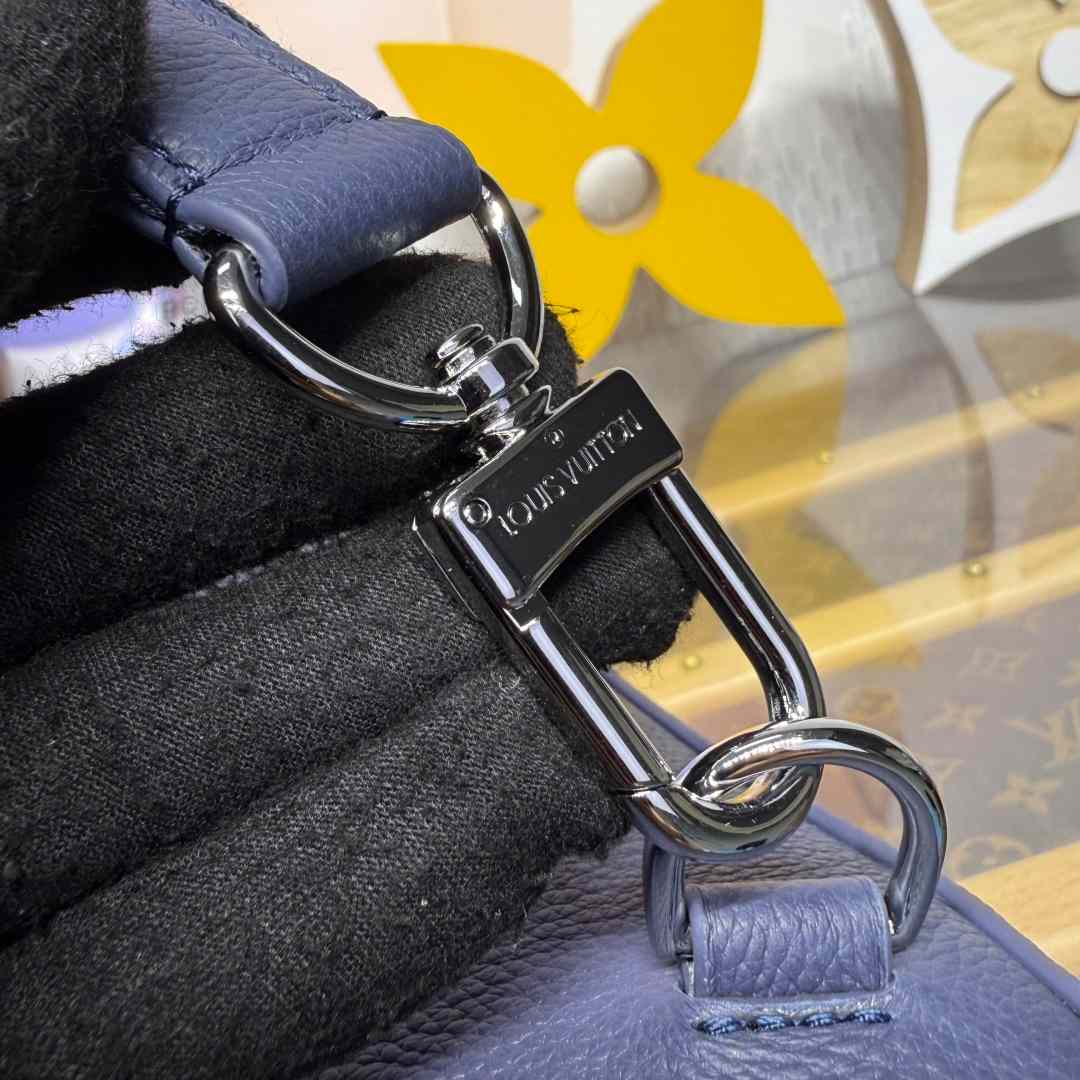Louis Vuitton Avenue Slingbag PM   M15269 - DopestKickz