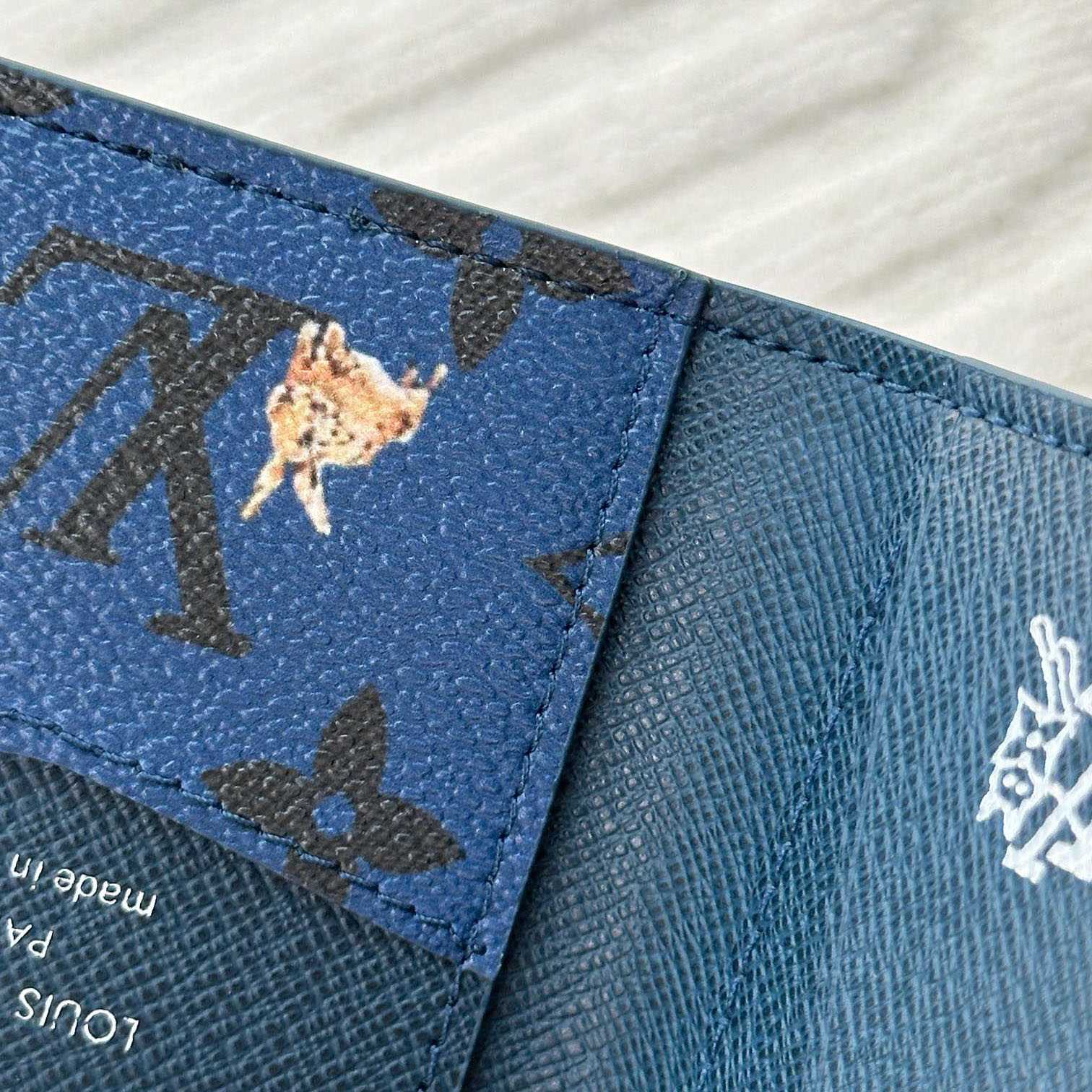 Louis Vuitton Passport Cover  M27052 - DopestKickz
