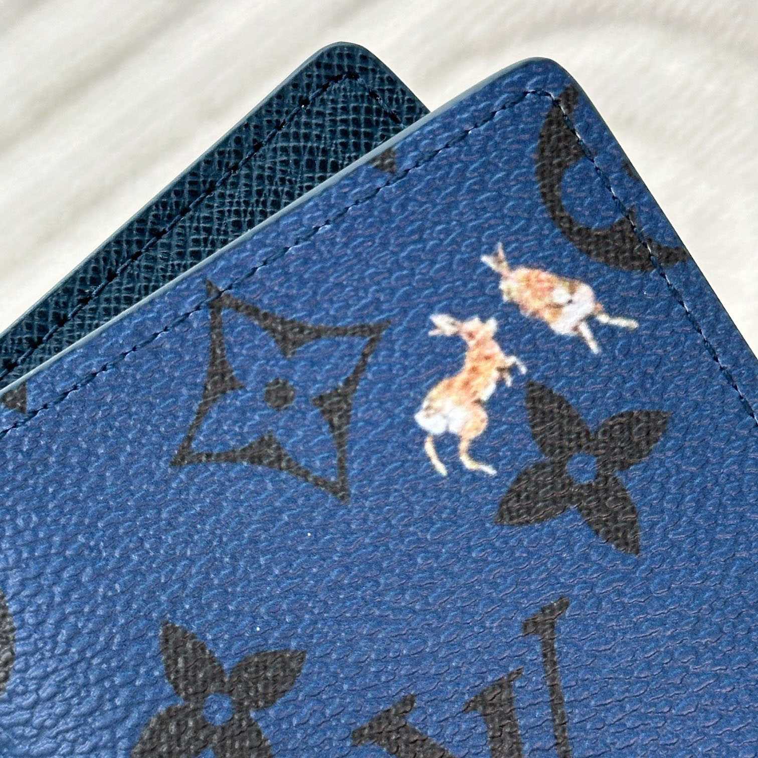Louis Vuitton Passport Cover  M27052 - DopestKickz