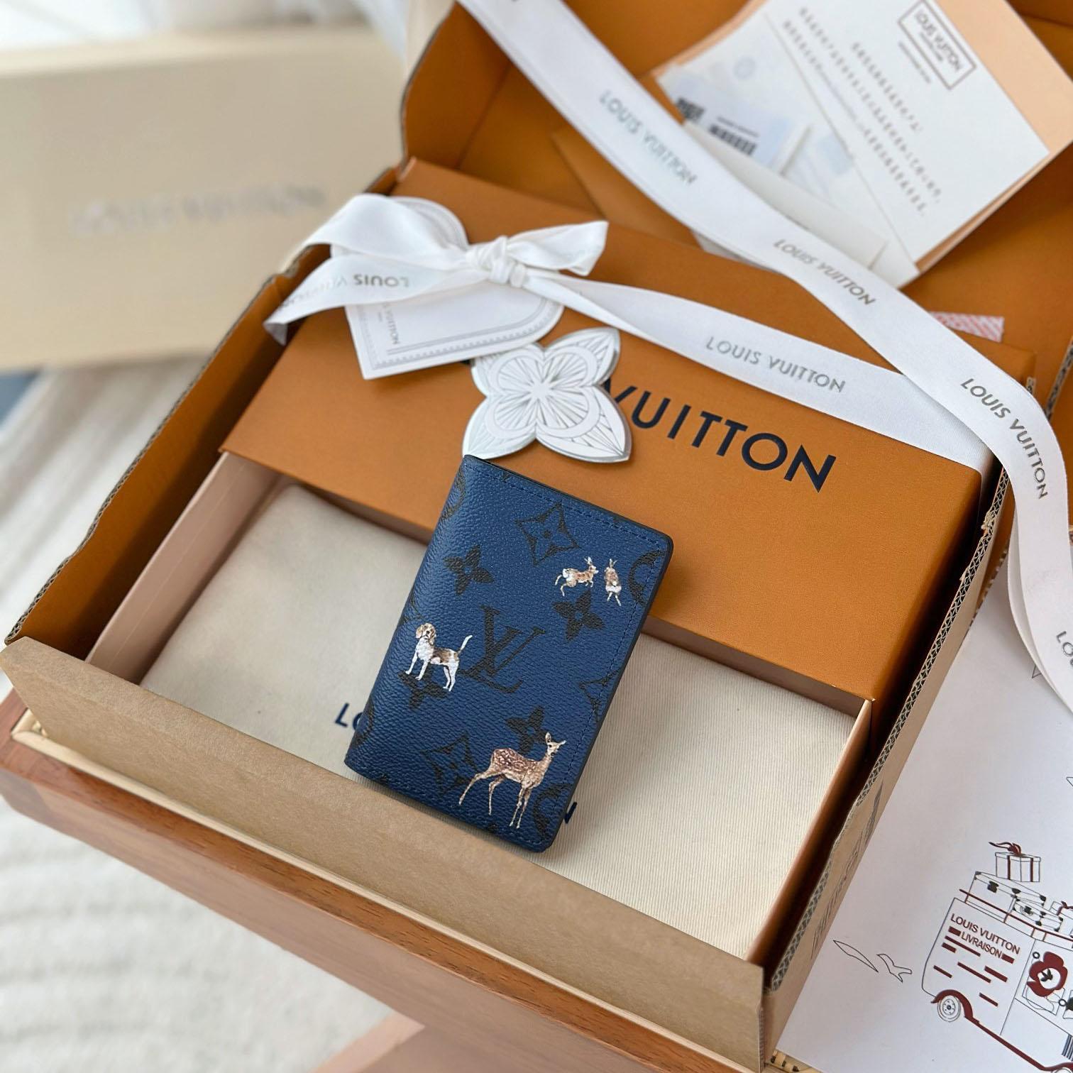 Louis Vuitton Passport Cover  M27052 - DopestKickz