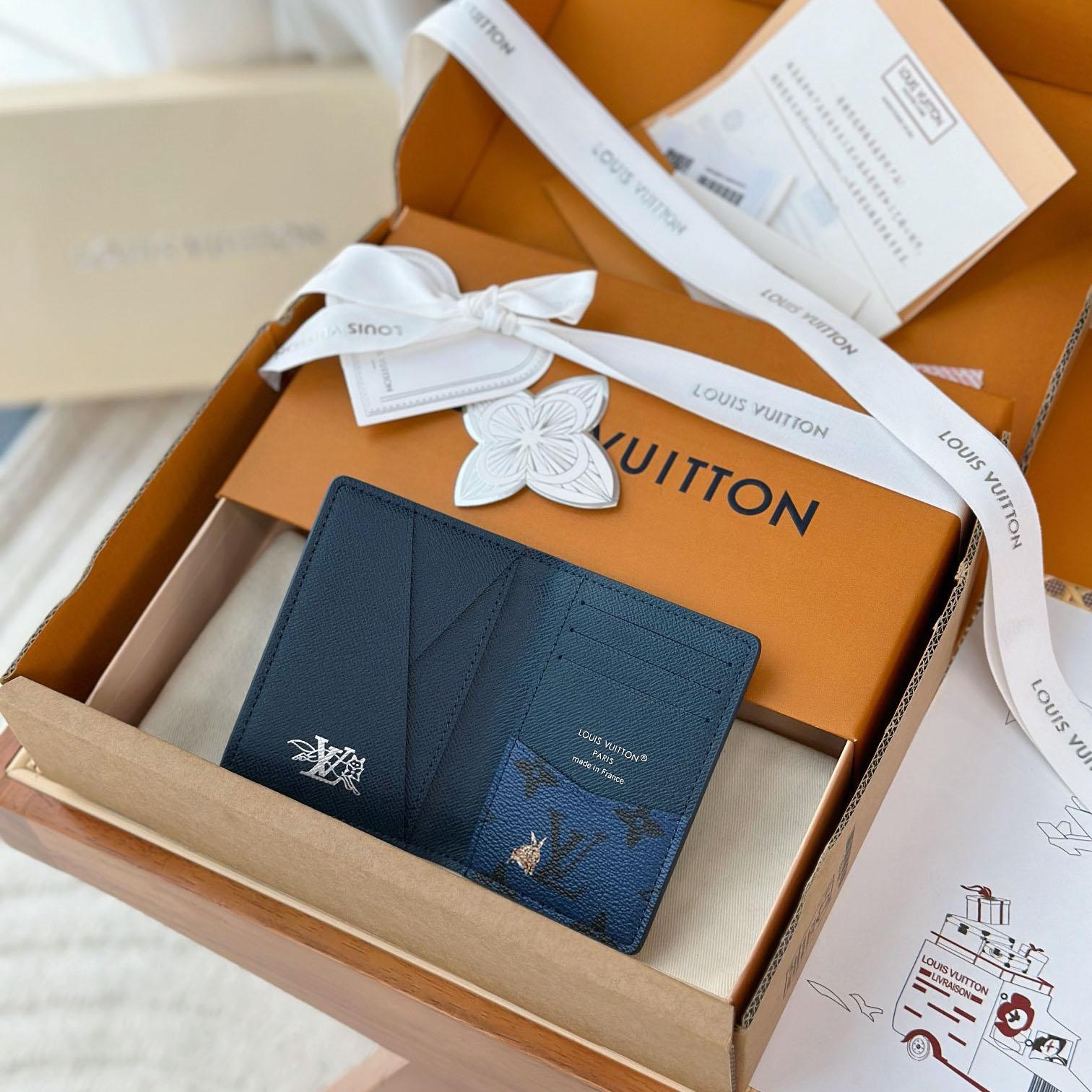 Louis Vuitton Passport Cover  M27052 - DopestKickz