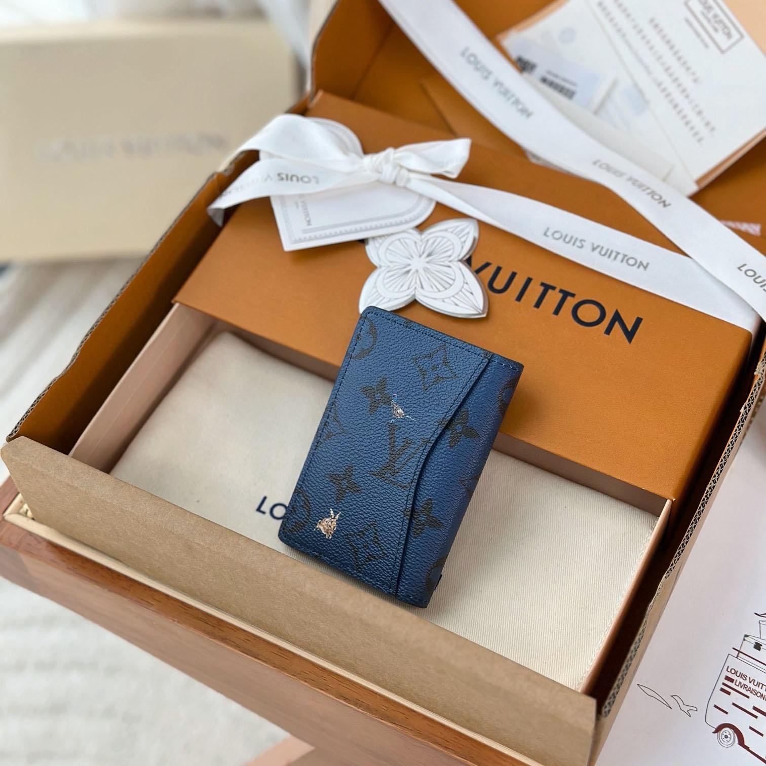 Louis Vuitton Passport Cover  M27052 - DopestKickz