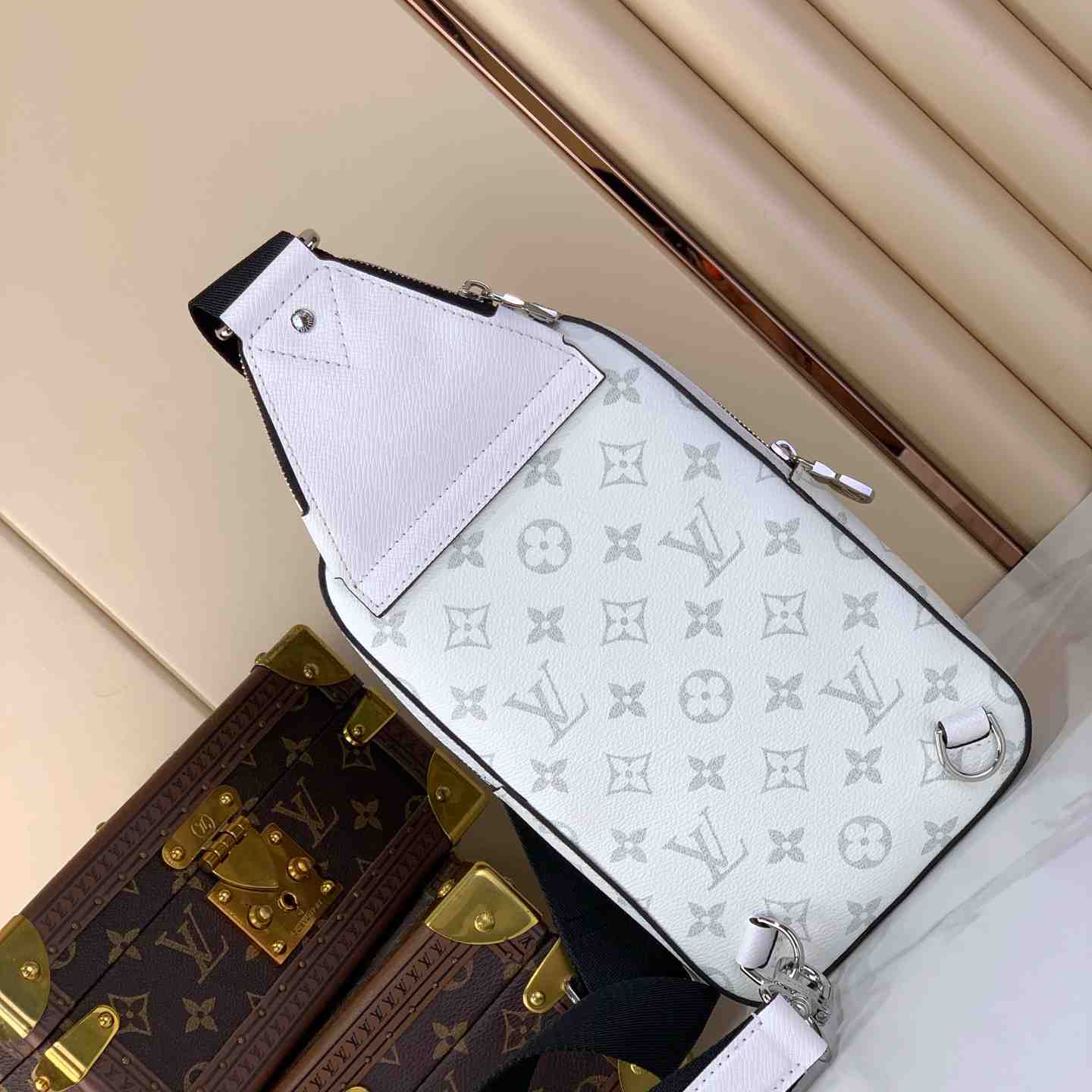 Louis Vuitton Avenue Slingbag PM   M28397 - DopestKickz