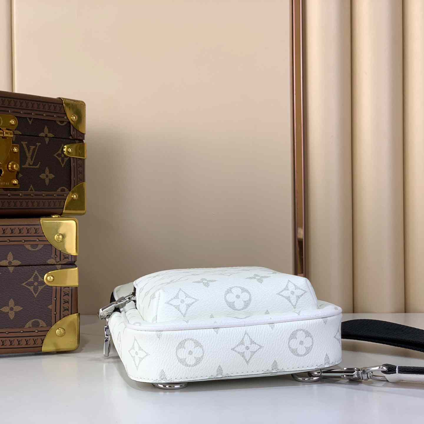 Louis Vuitton Avenue Slingbag PM   M28397 - DopestKickz