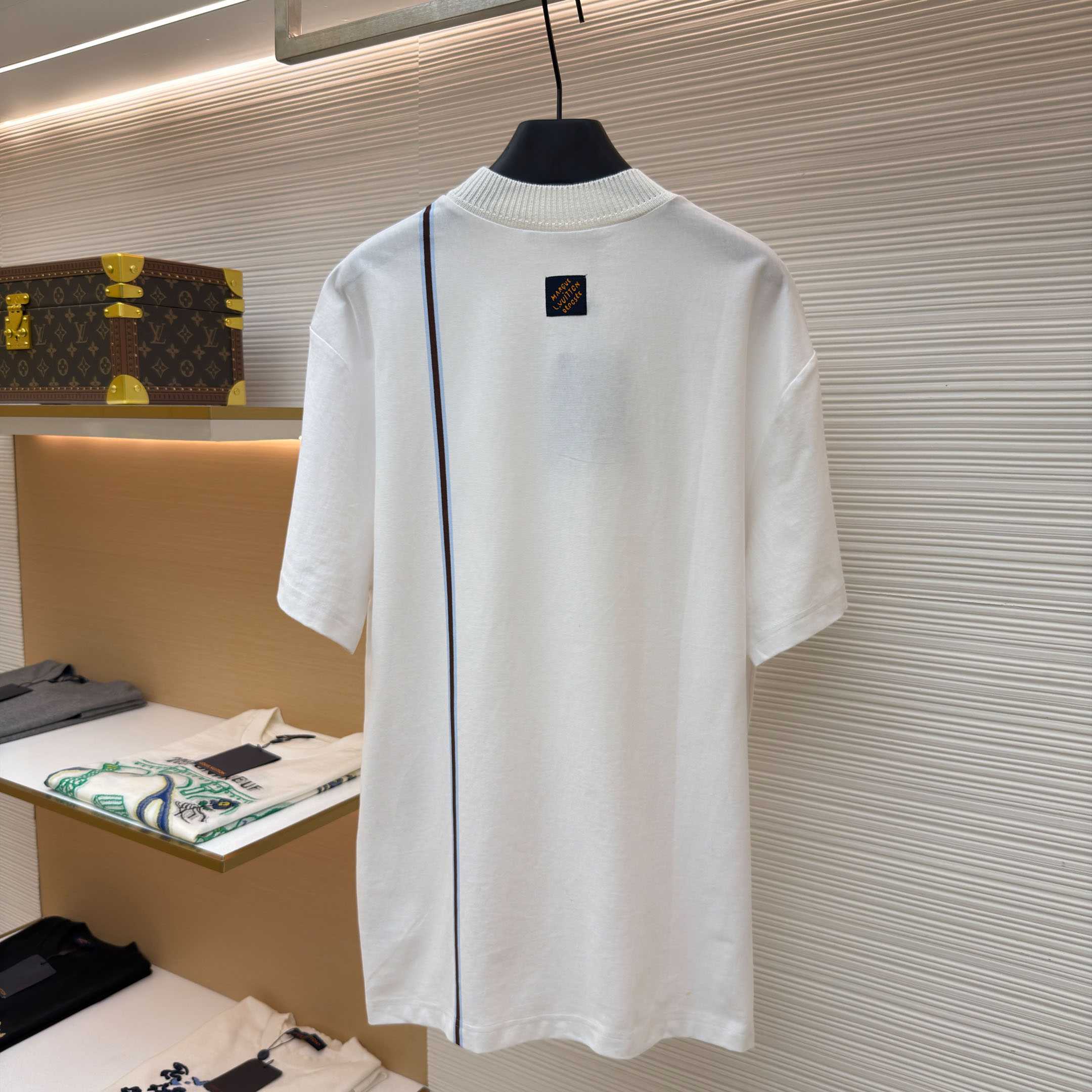Louis Vuitton Signature T-Shirt 1AIKCE - DopestKickz