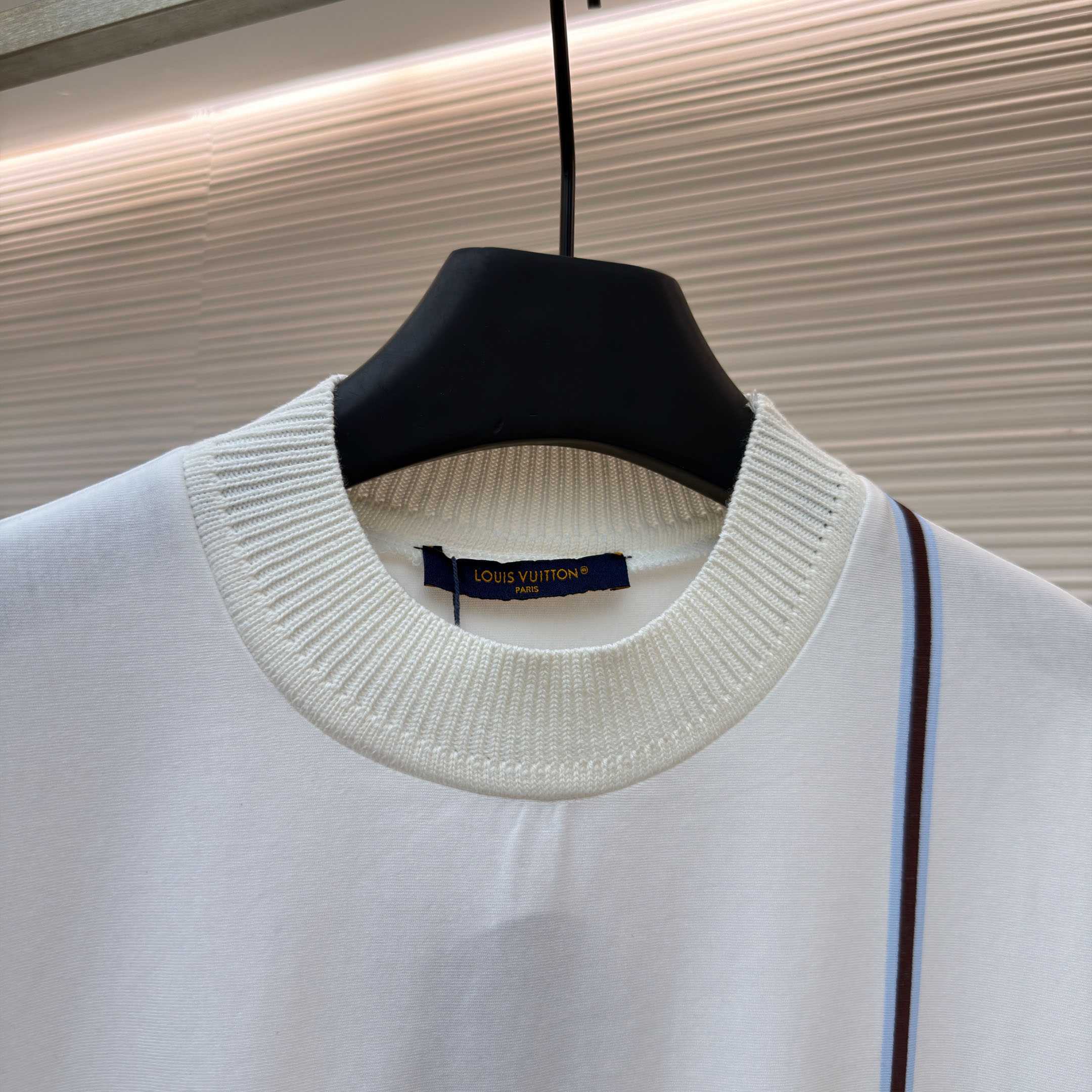 Louis Vuitton Signature T-Shirt 1AIKCE - DopestKickz