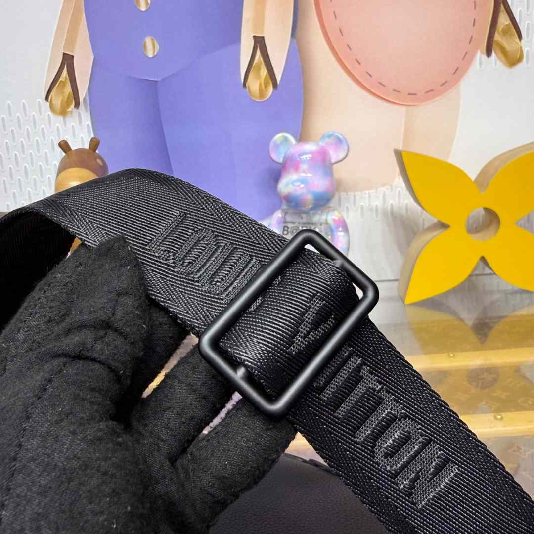 Louis Vuitton Avenue Slingbag PM   M15255 - DopestKickz
