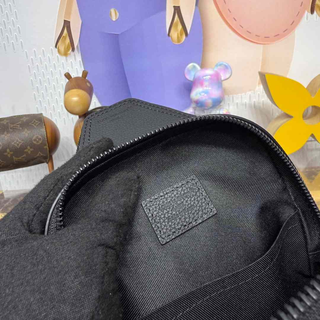 Louis Vuitton Avenue Slingbag PM   M15255 - DopestKickz