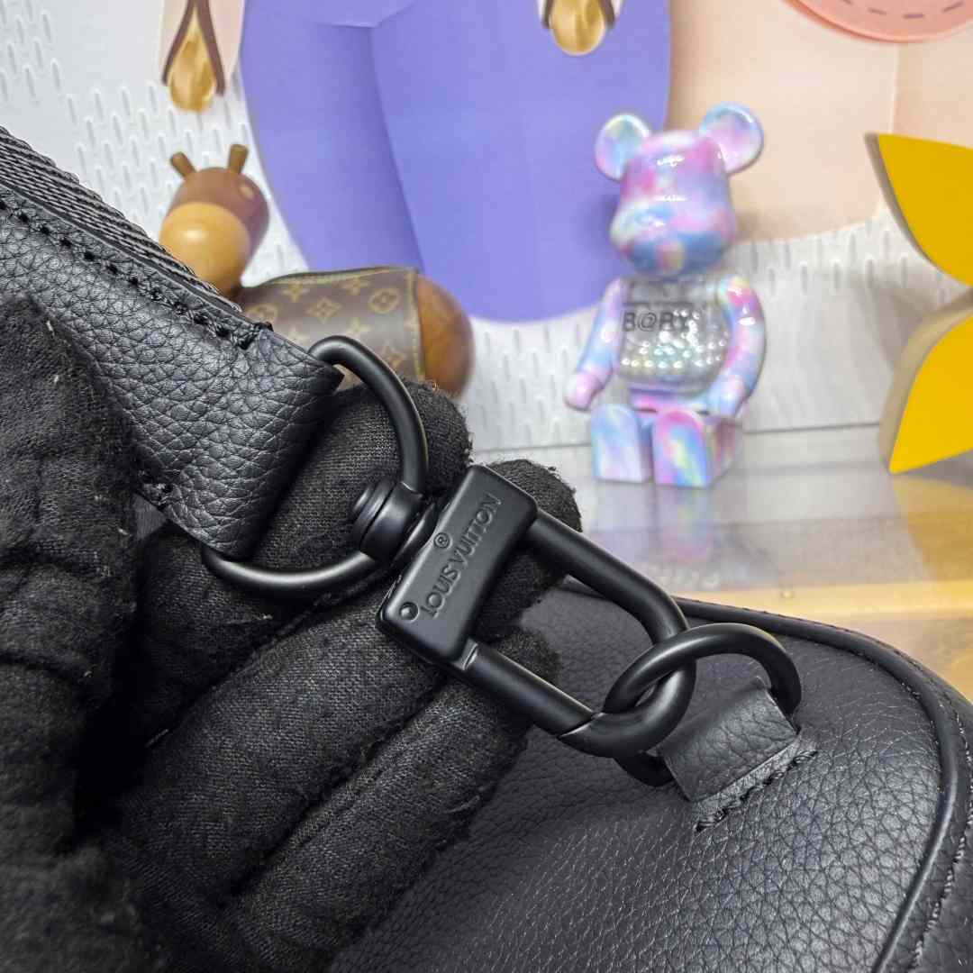 Louis Vuitton Avenue Slingbag PM   M15255 - DopestKickz