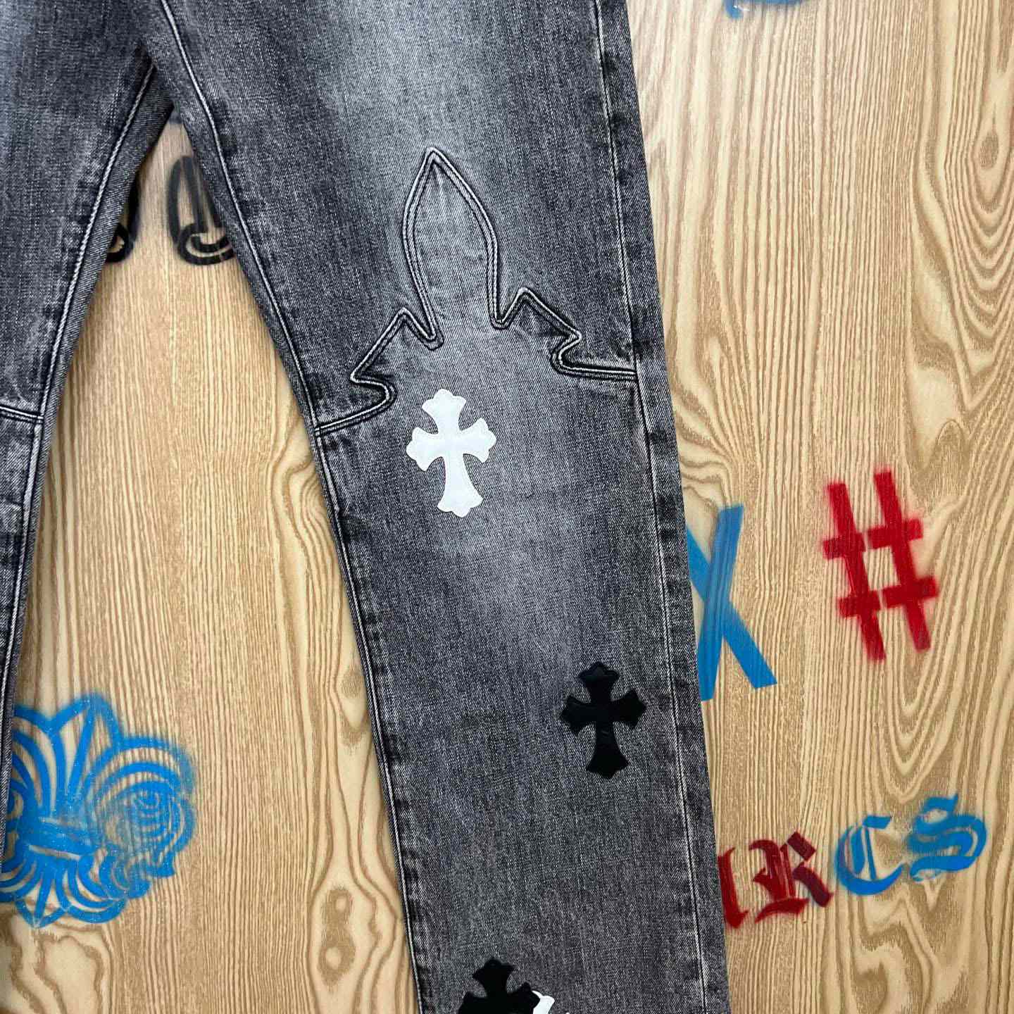 Chrome Hearts Cross Patch Fleur Knee Jeans - DopestKickz