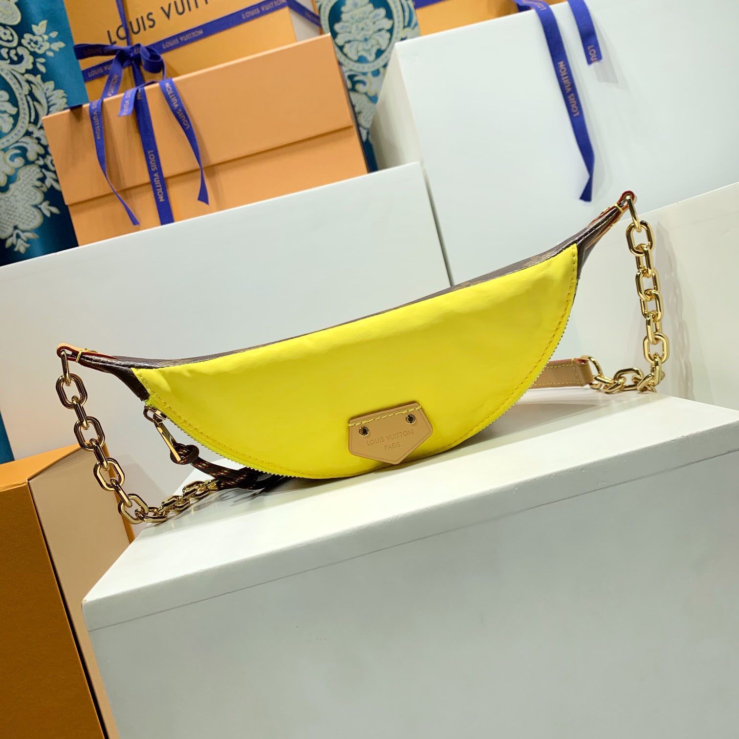 Louis Vuitton Bumbag M27237 - DopestKickz