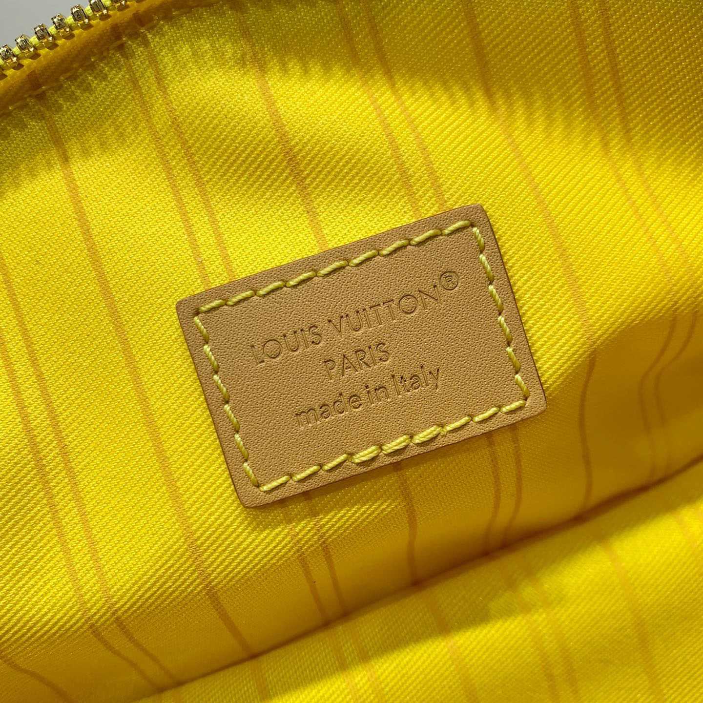 Louis Vuitton Bumbag M27237 - DopestKickz