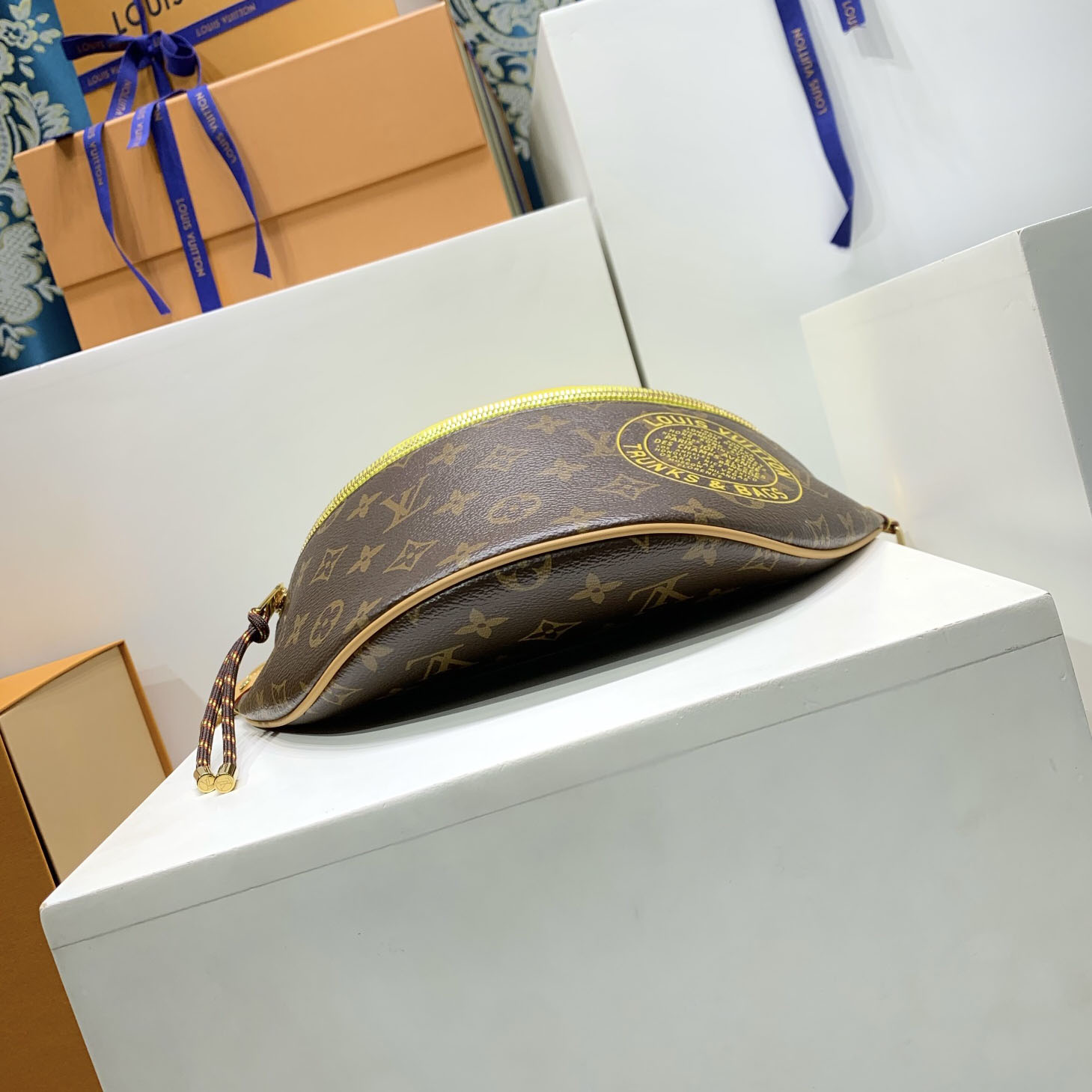 Louis Vuitton Bumbag M27237 - DopestKickz